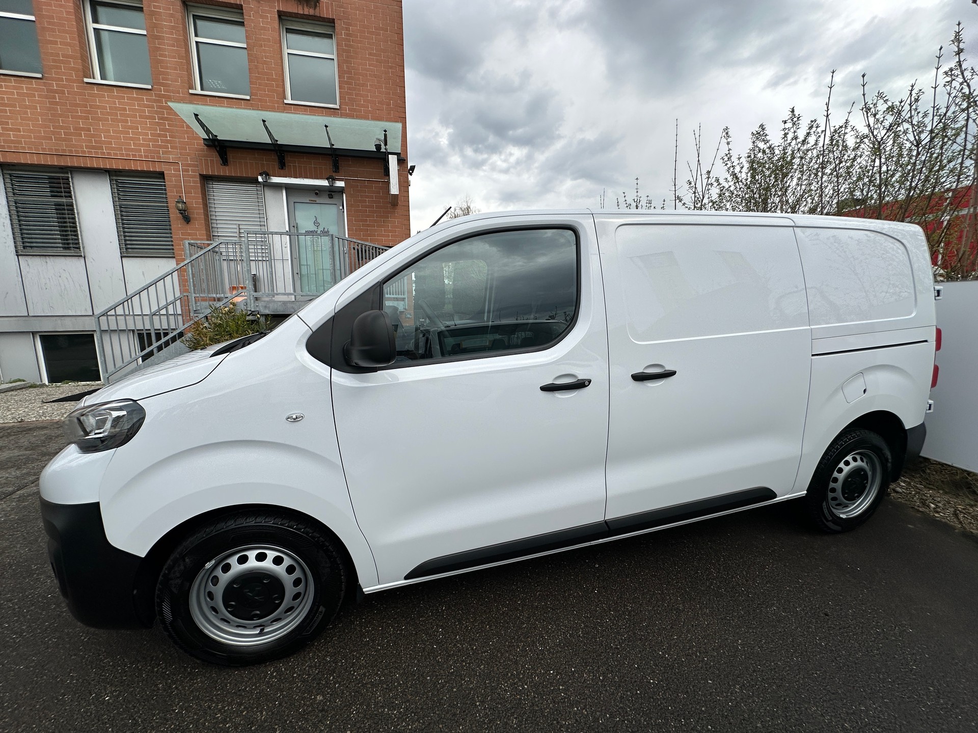 PEUGEOT Expert 2.0 BlueHDi 145 S&S Standard EAT8-image-4