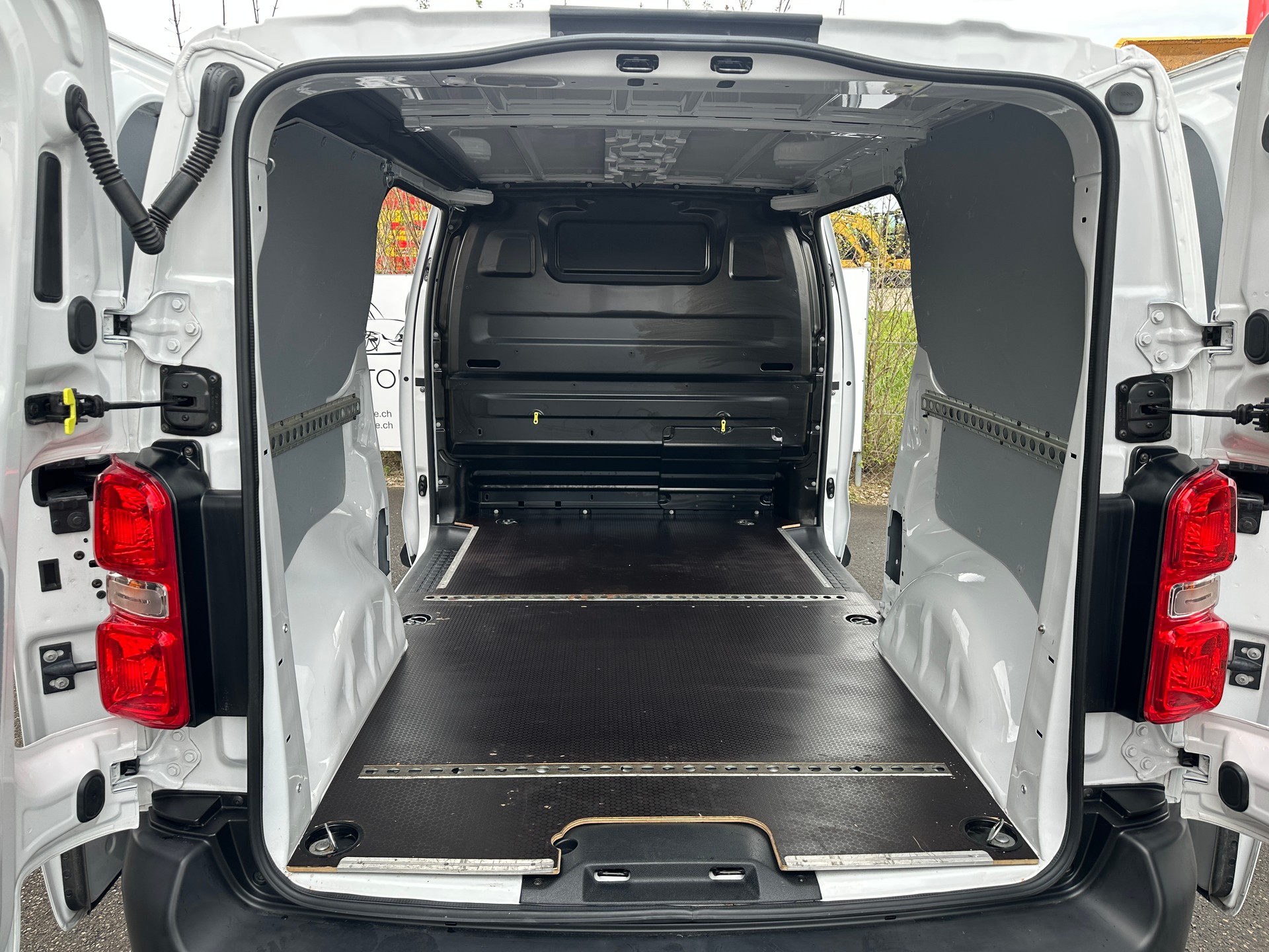 PEUGEOT Expert 2.0 BlueHDi 145 S&S Standard EAT8-image-15