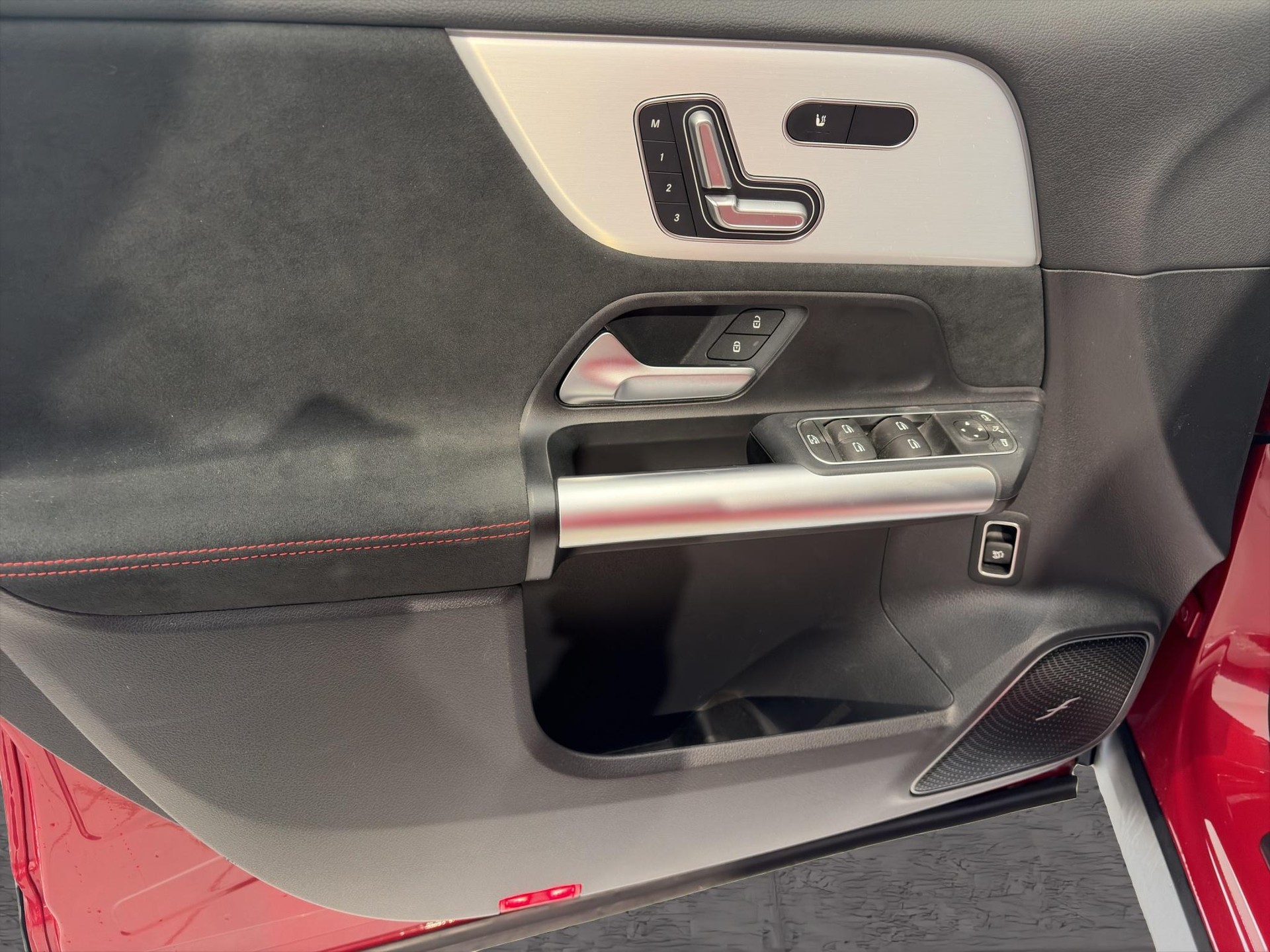 MERCEDES-BENZ EQA 350 Swiss Star AMG Line 4matic-image-8