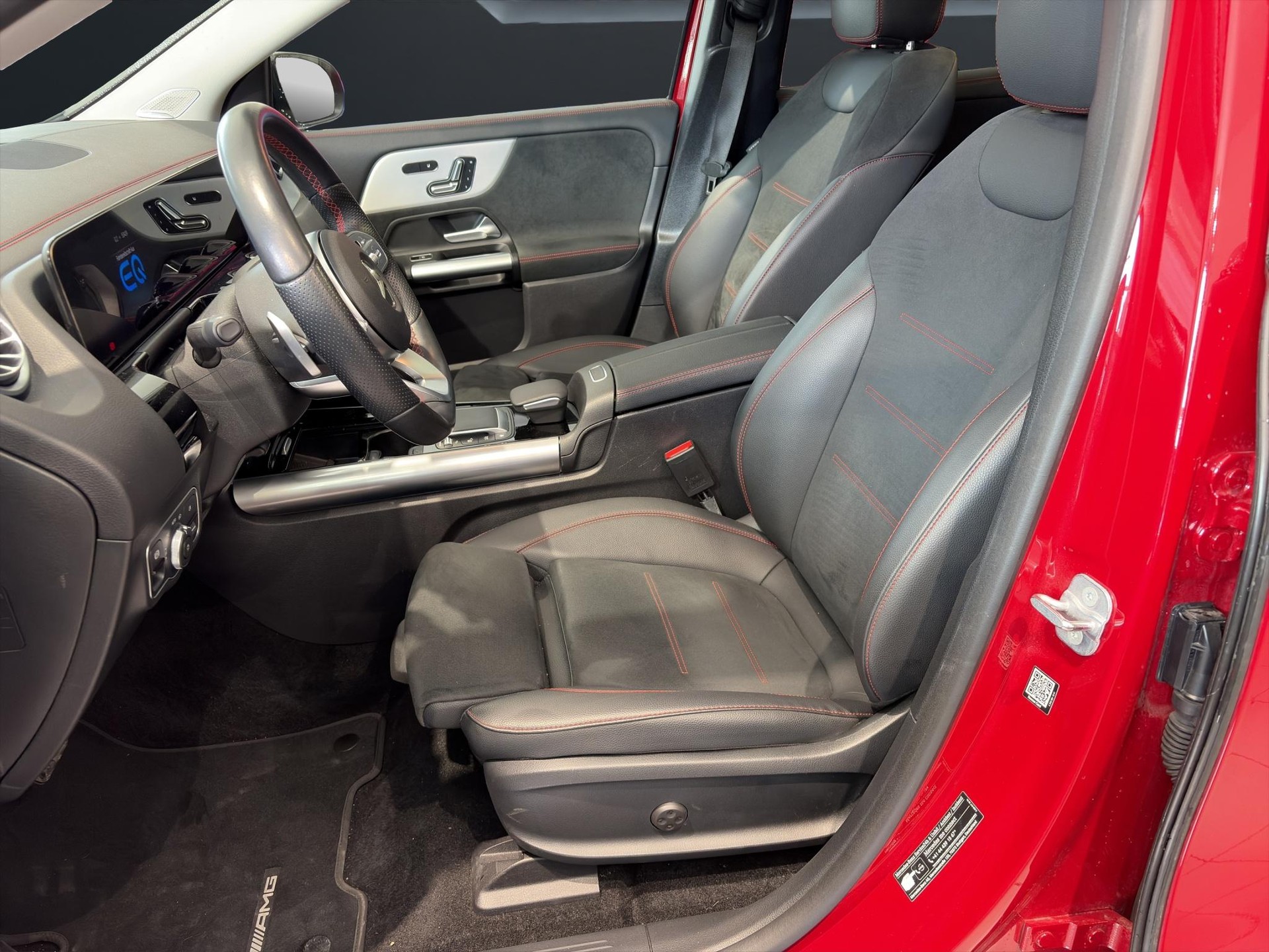 MERCEDES-BENZ EQA 350 Swiss Star AMG Line 4matic-image-5