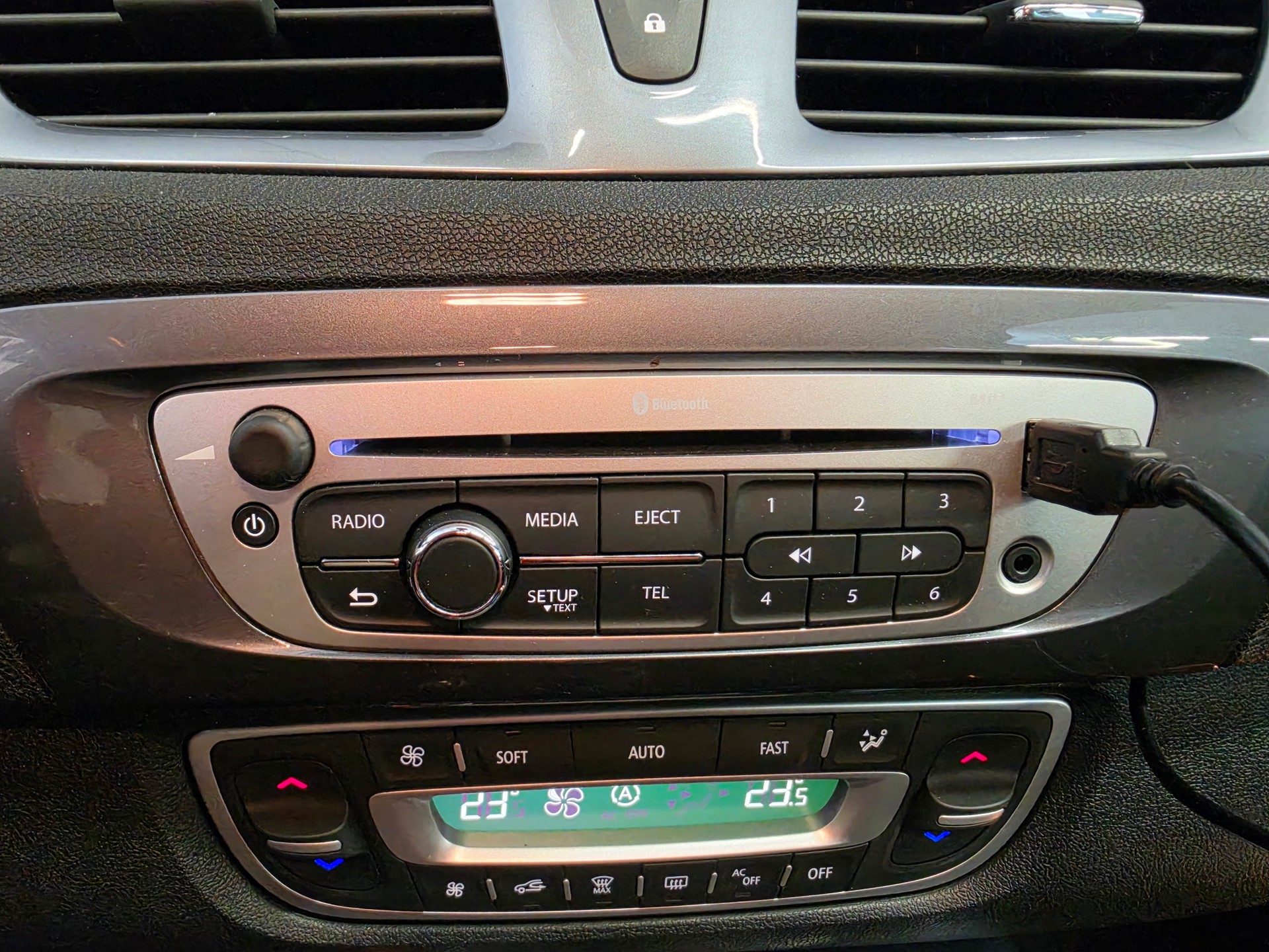 RENAULT Scénic Xmod 1.2 16V Turbo Swiss Bose Edition-image-9