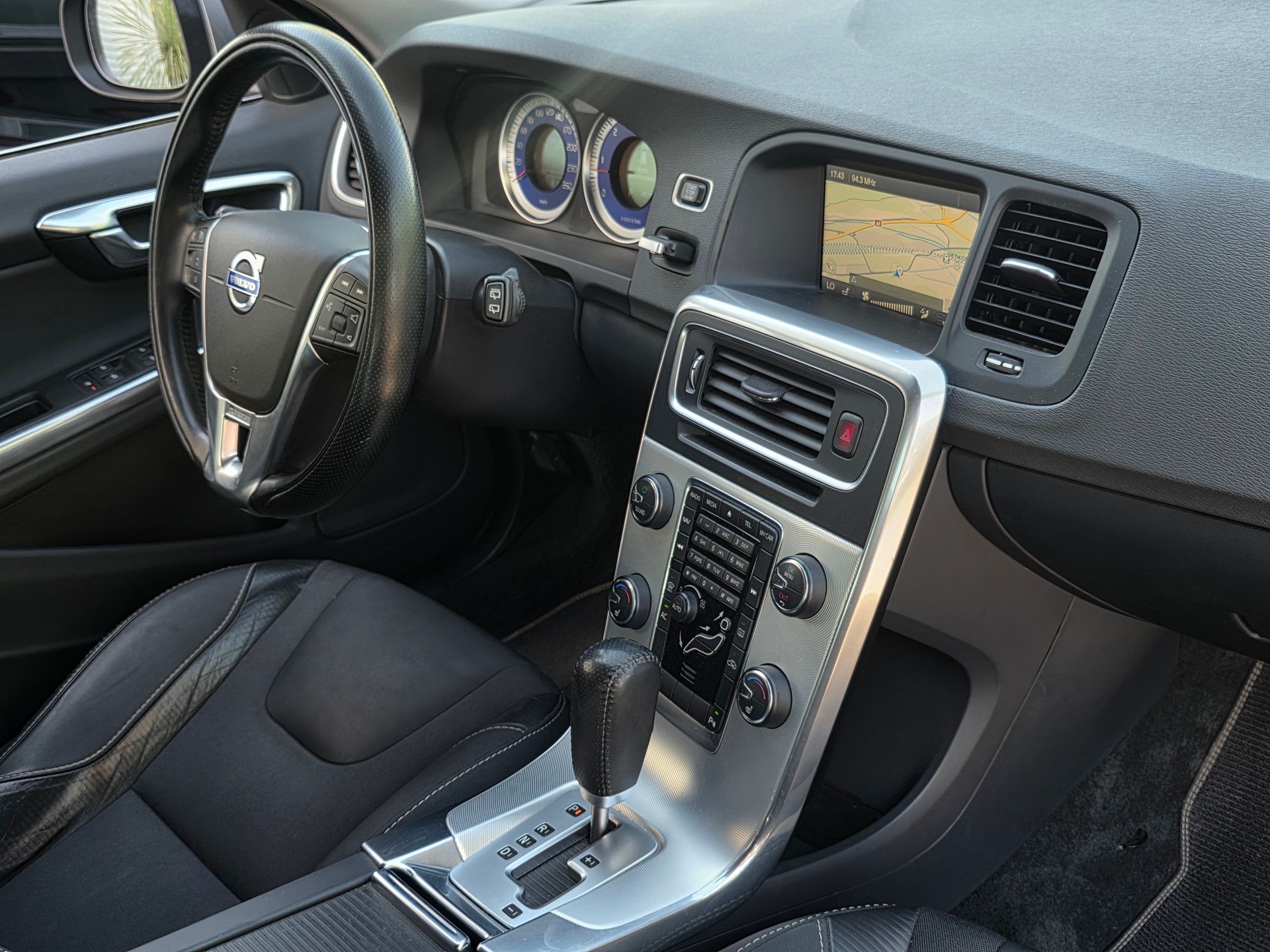 VOLVO V60 D5 AWD R-Design Geartronic * CH-Fahrzeug * 230PS *-image-18