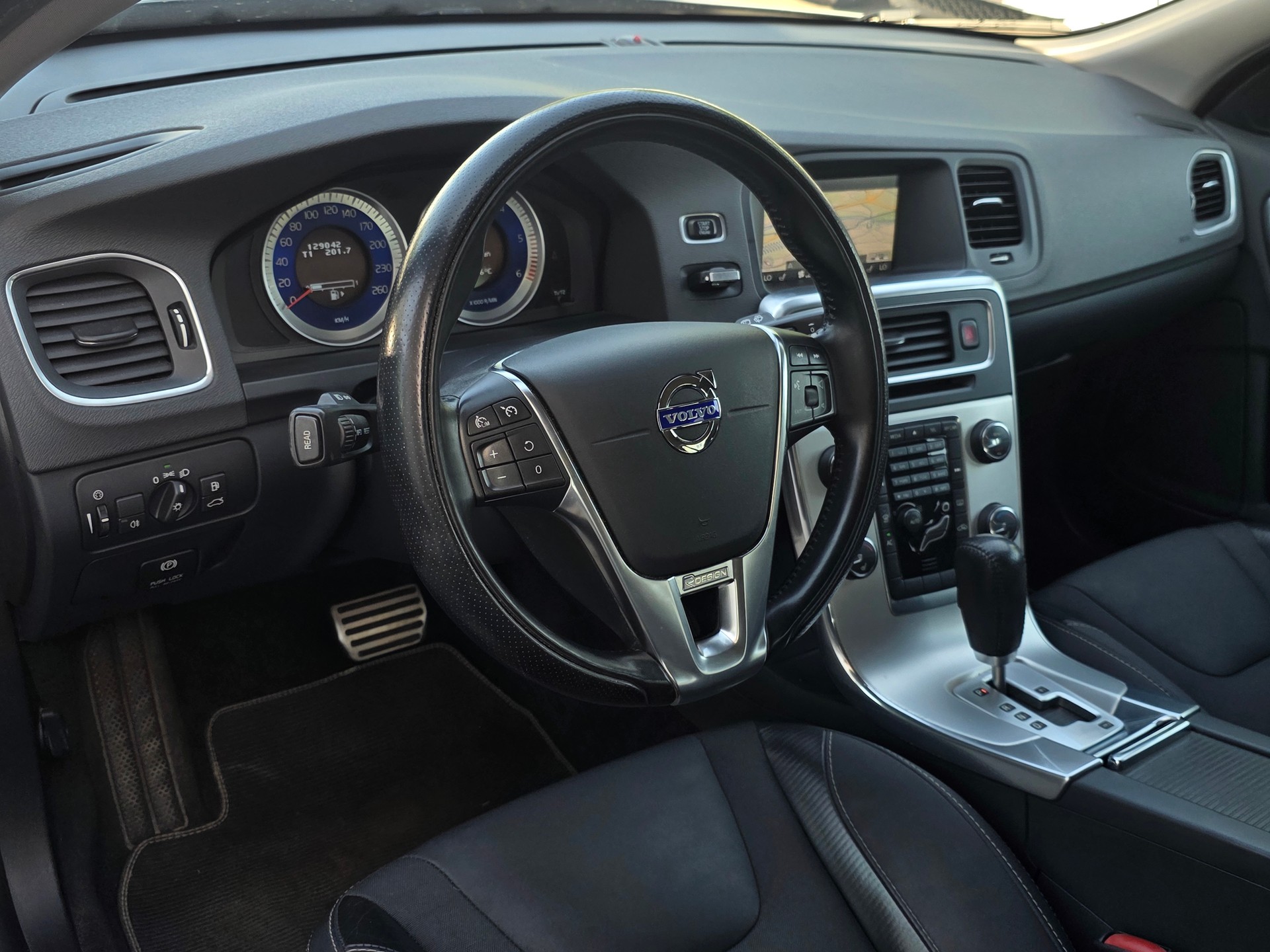 VOLVO V60 D5 AWD R-Design Geartronic * CH-Fahrzeug * 230PS *-image-9