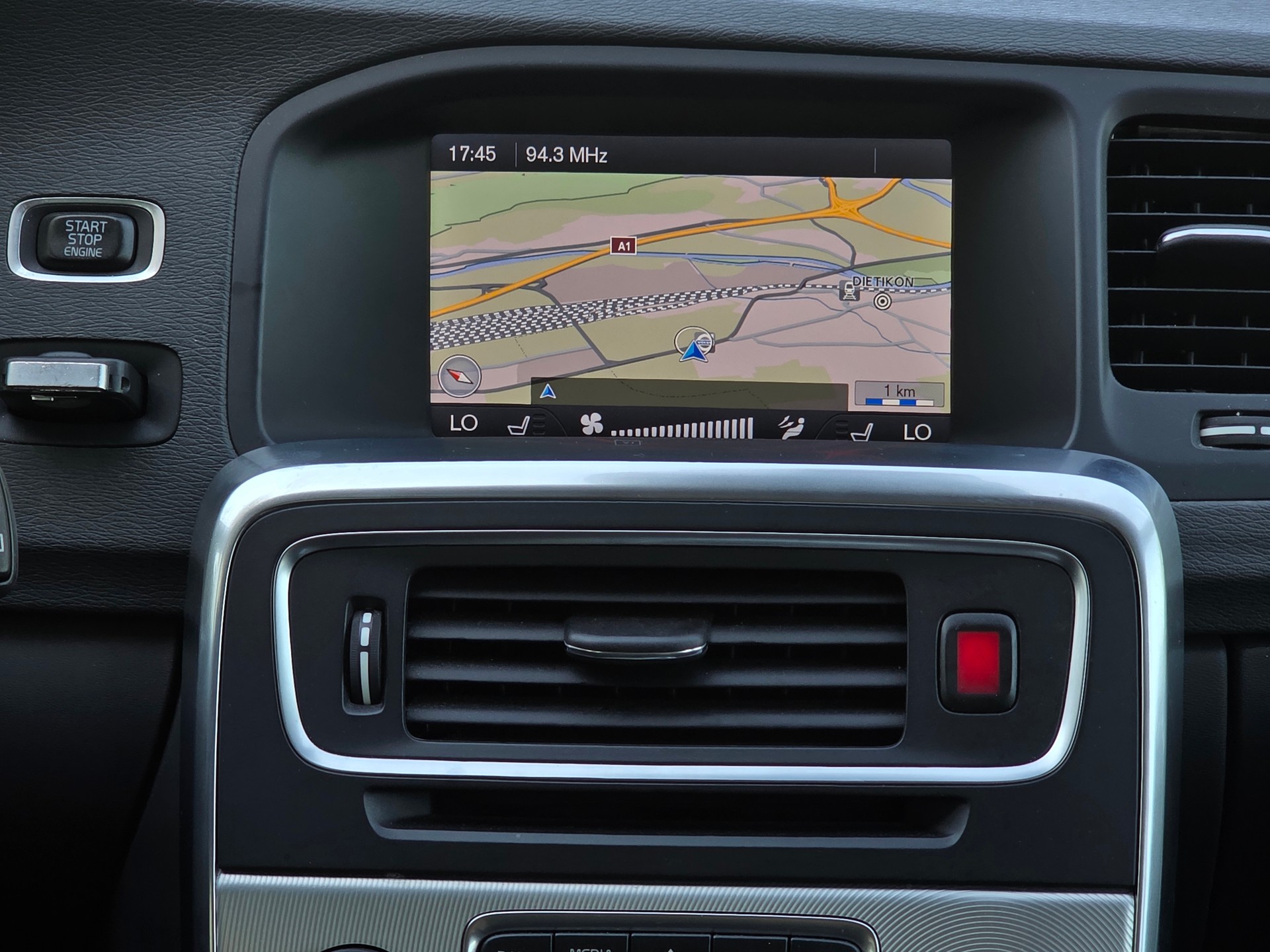 VOLVO V60 D5 AWD R-Design Geartronic * CH-Fahrzeug * 230PS *-image-15