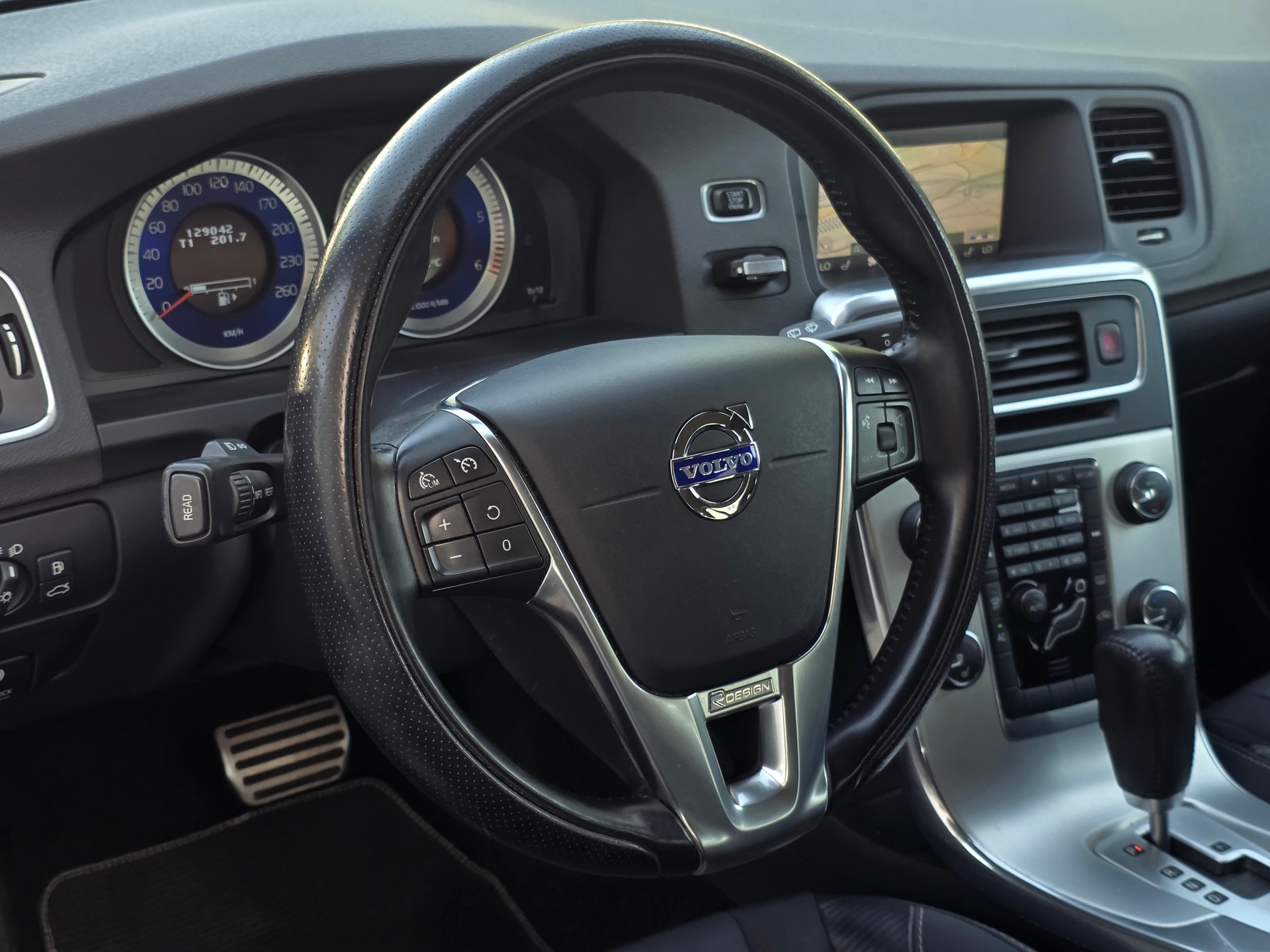 VOLVO V60 D5 AWD R-Design Geartronic * CH-Fahrzeug * 230PS *-image-10