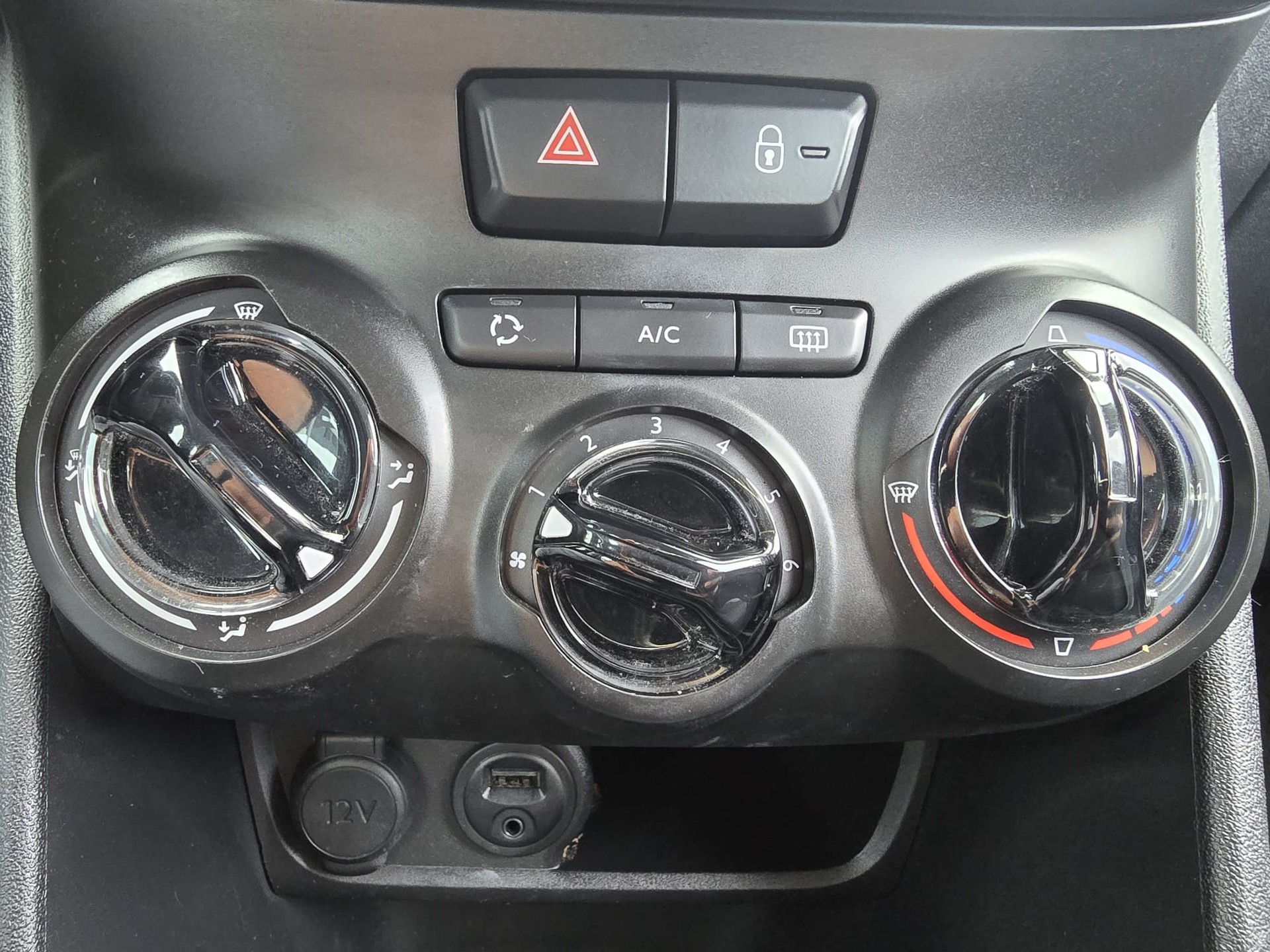 PEUGEOT 208 1.4 VTI Active-image-16