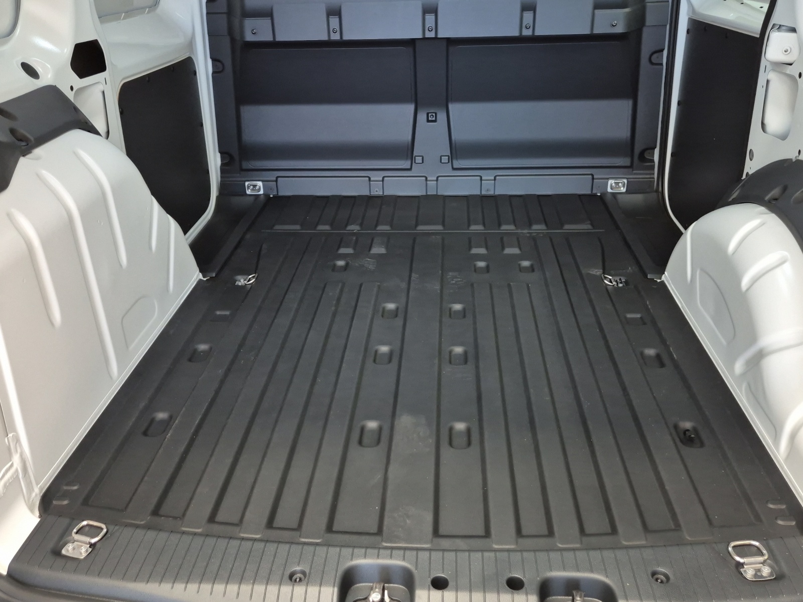 VW Caddy Cargo 2.0TDI 4Motion-image-13