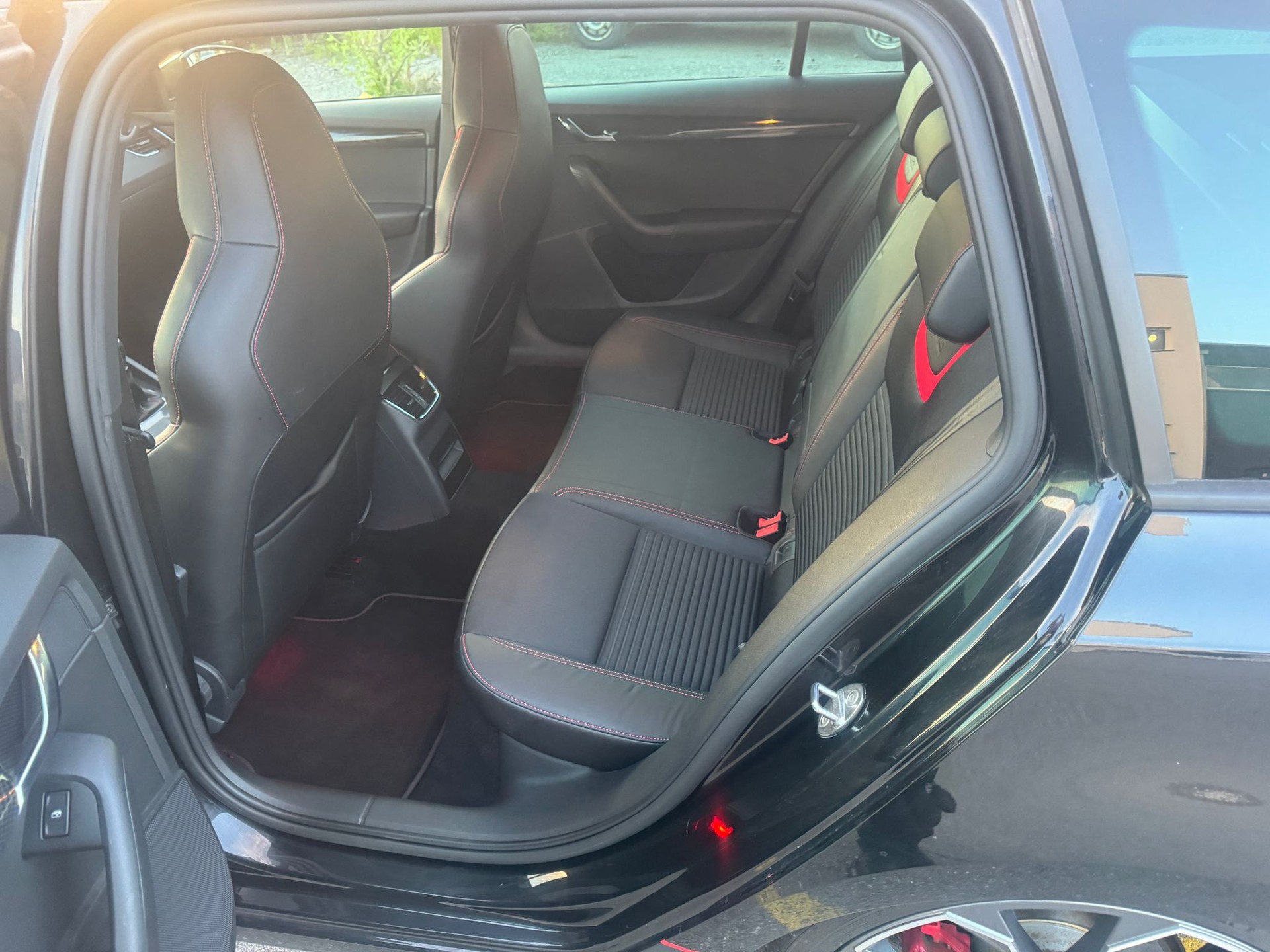 SKODA Octavia Combi 2.0 TSI RS-image-13