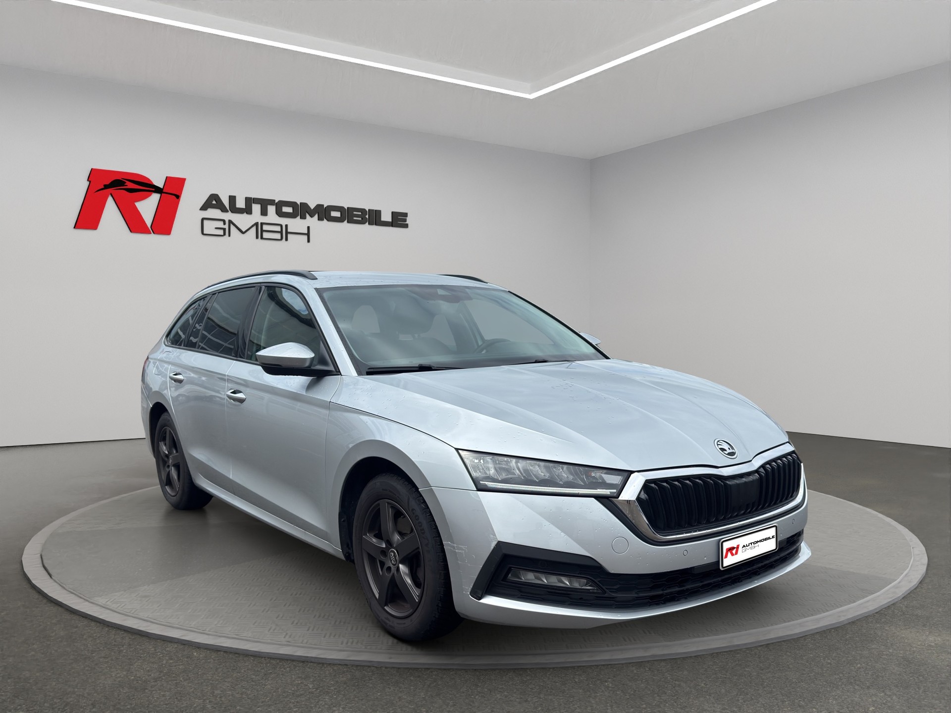 SKODA Octavia Combi 2.0 TDI DSG Ambition-image-9