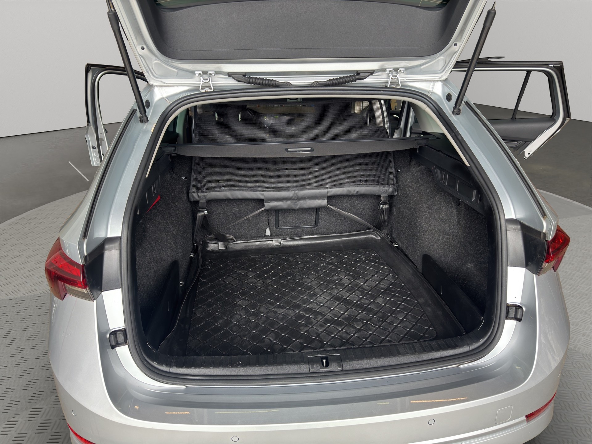 SKODA Octavia Combi 2.0 TDI DSG Ambition-image-13