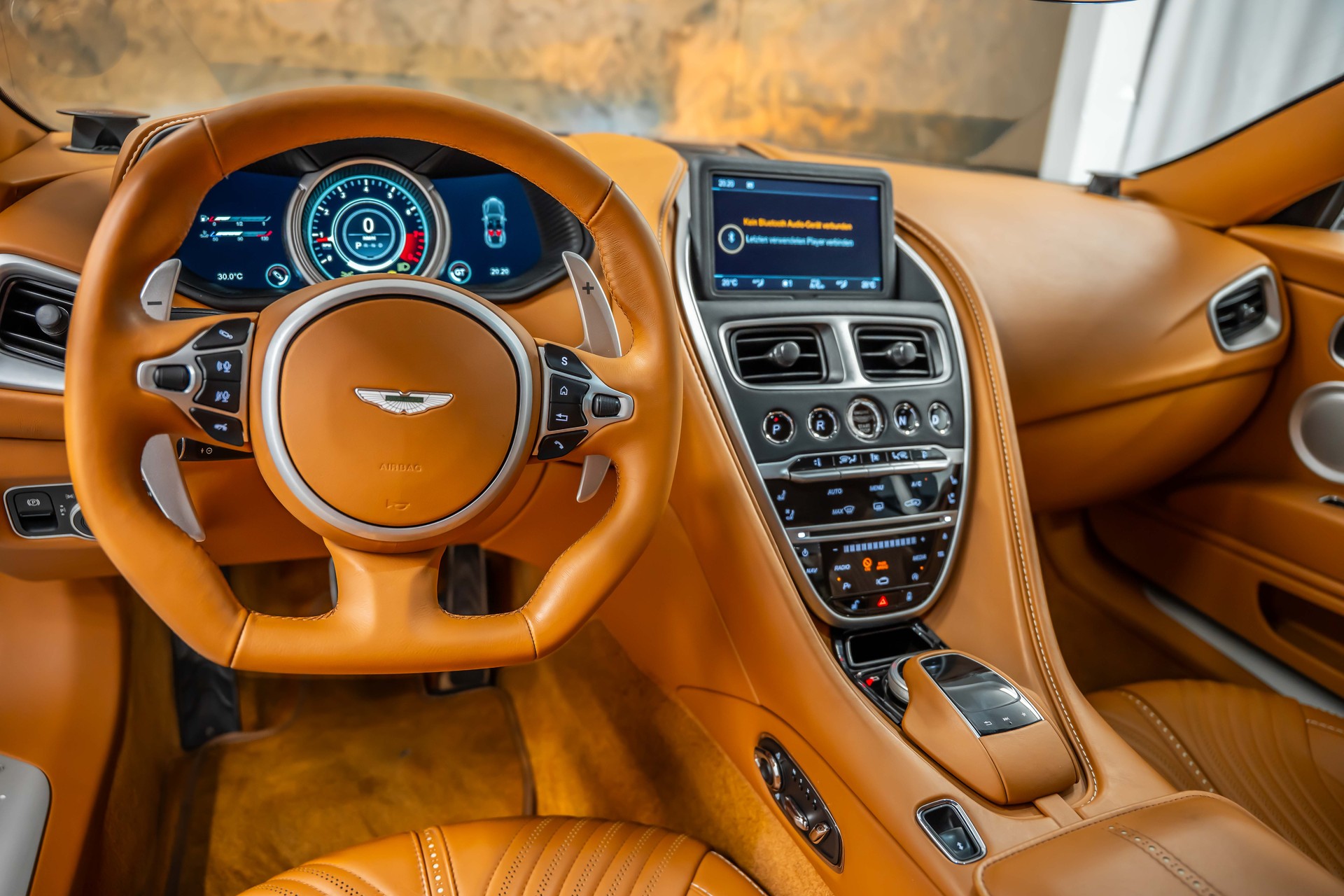 ASTON MARTIN DB11 V8 Touchtronic 3 *Silber Birch*B&O-Sound*Timeless Garantie*-image-16