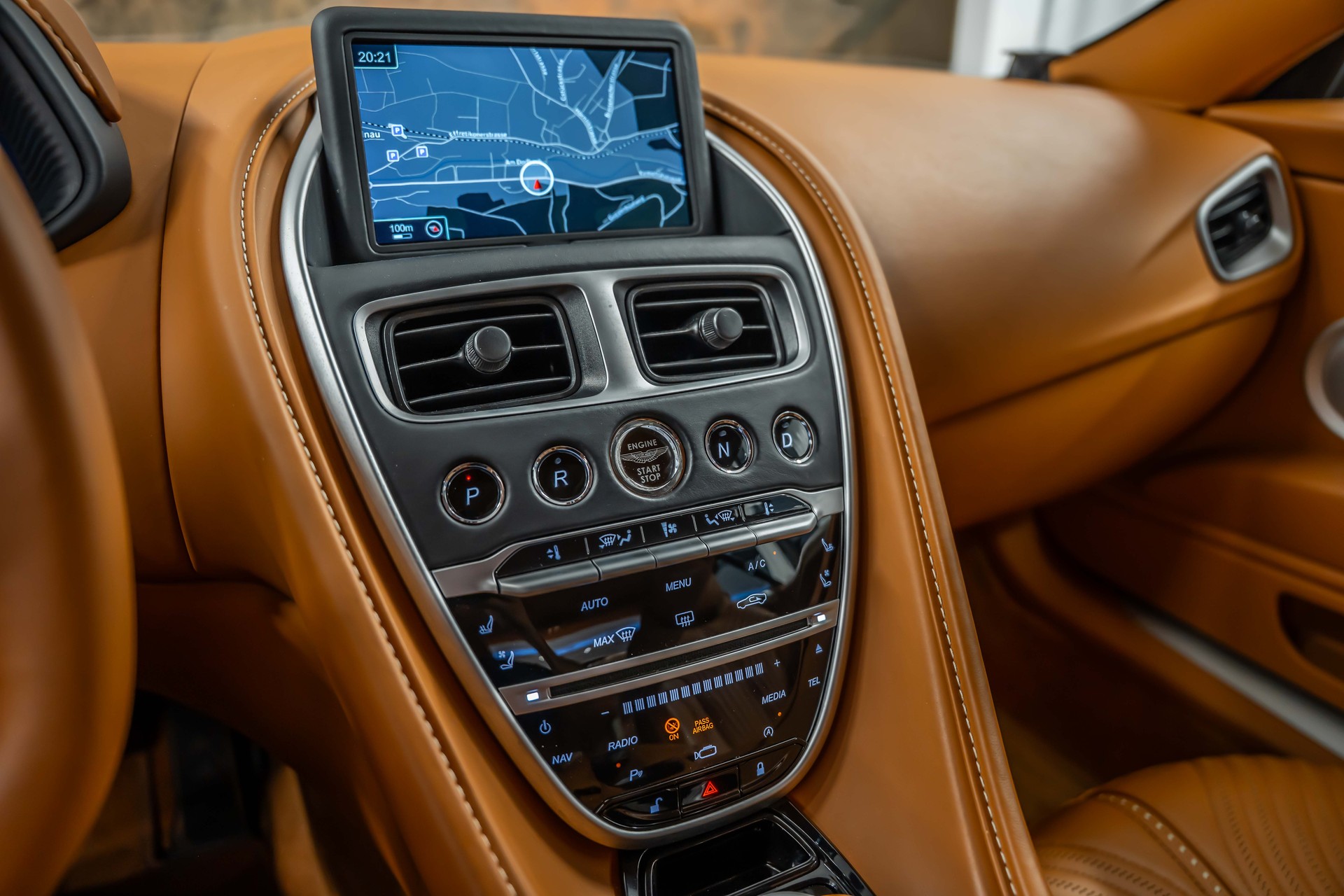 ASTON MARTIN DB11 V8 Touchtronic 3 *Silber Birch*B&O-Sound*Timeless Garantie*-image-23