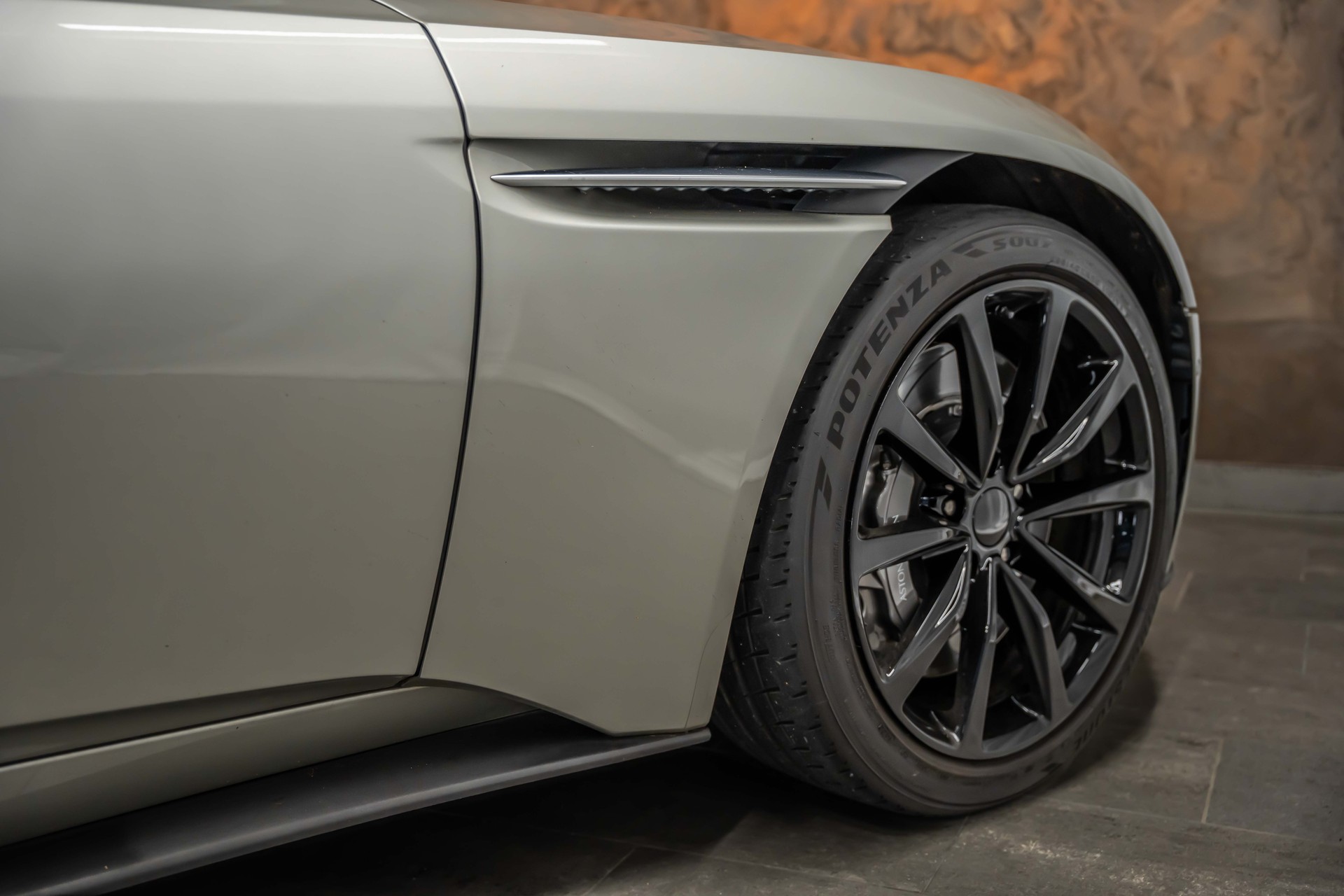 ASTON MARTIN DB11 V8 Touchtronic 3 *Silber Birch*B&O-Sound*Timeless Garantie*-image-10