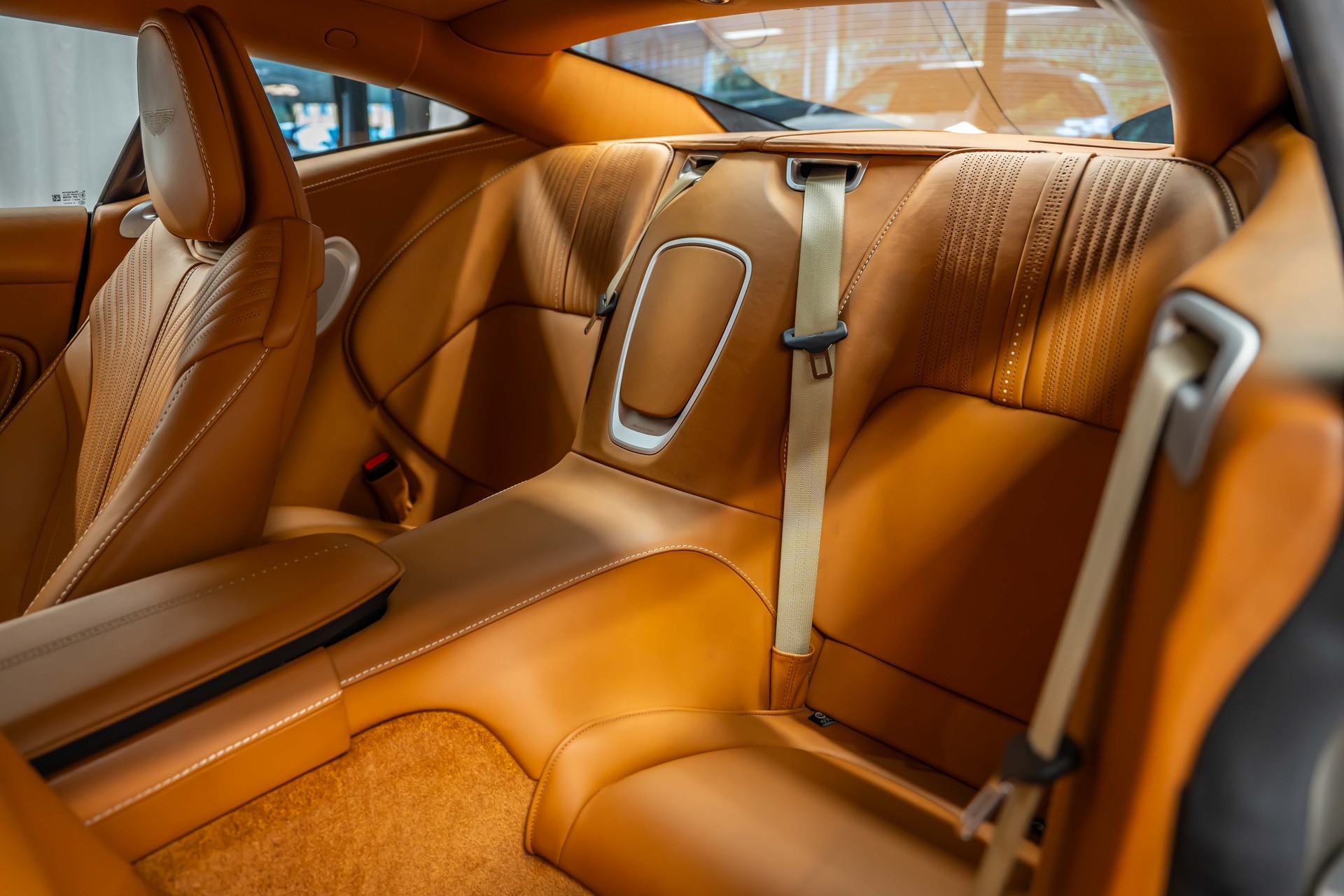 ASTON MARTIN DB11 V8 Touchtronic 3 *Silber Birch*B&O-Sound*Timeless Garantie*-image-15