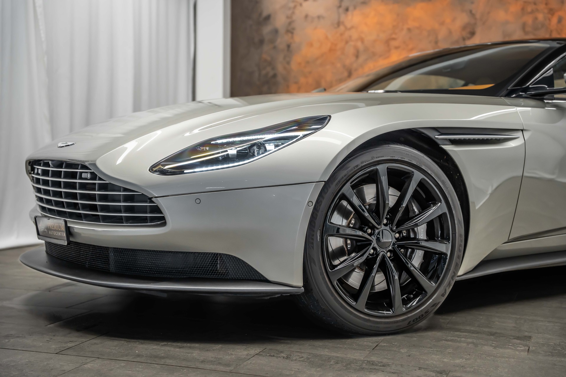 ASTON MARTIN DB11 V8 Touchtronic 3 *Silber Birch*B&O-Sound*Alcantara*360°*Timeless Garantie*-showroom-element-3
