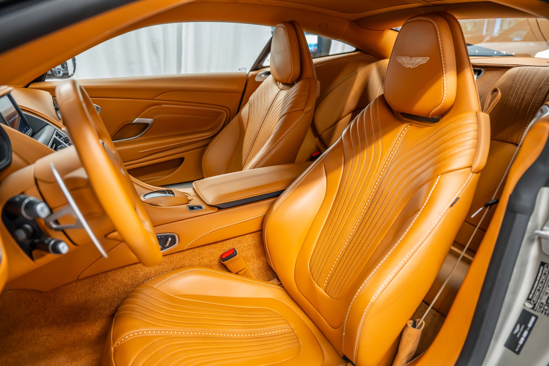 ASTON MARTIN DB11 V8 Touchtronic 3 *Silber Birch*B&O-Sound*Timeless Garantie*-image-14