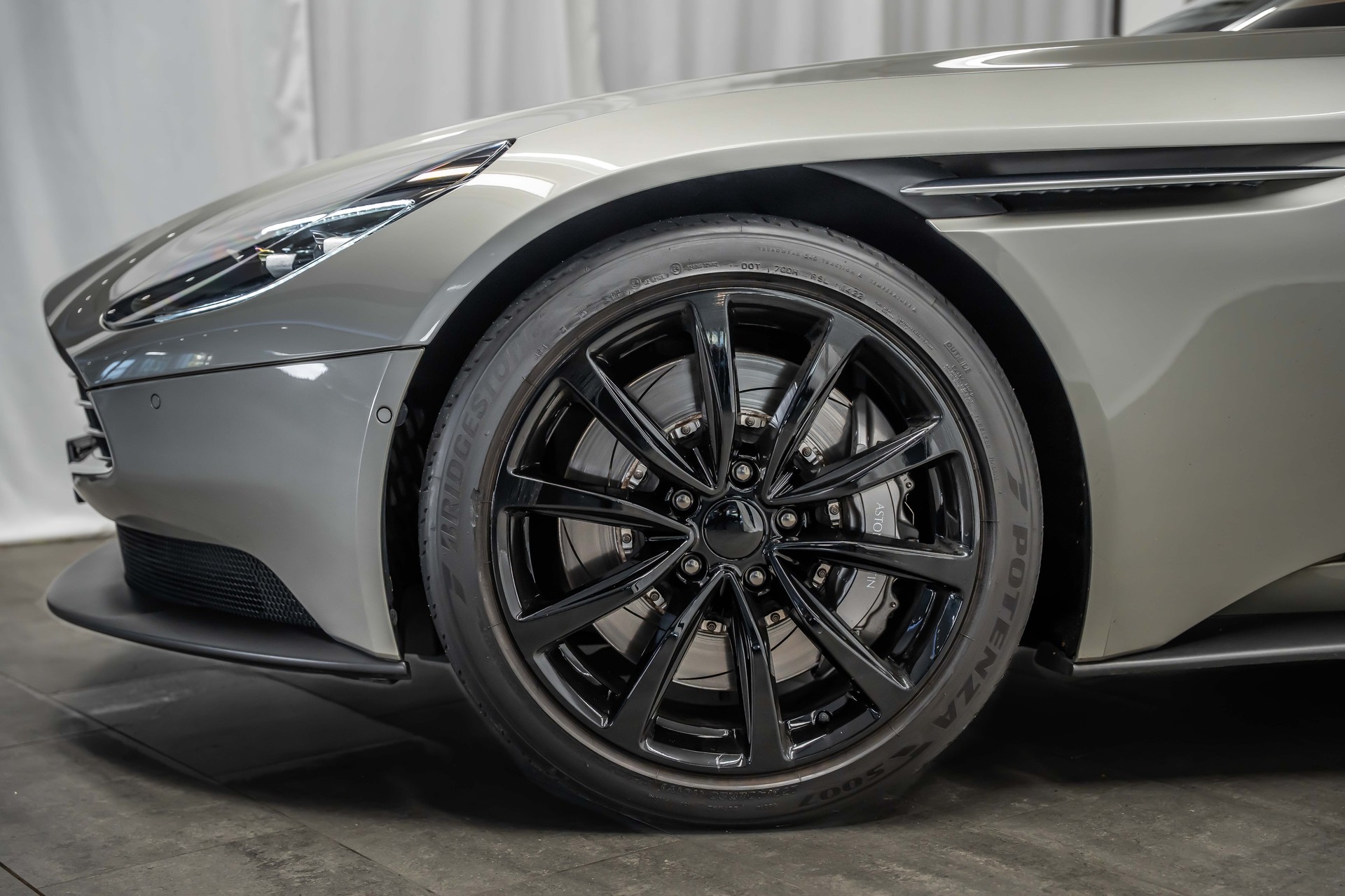 ASTON MARTIN DB11 V8 Touchtronic 3 *Silber Birch*B&O-Sound*Timeless Garantie*-image-5