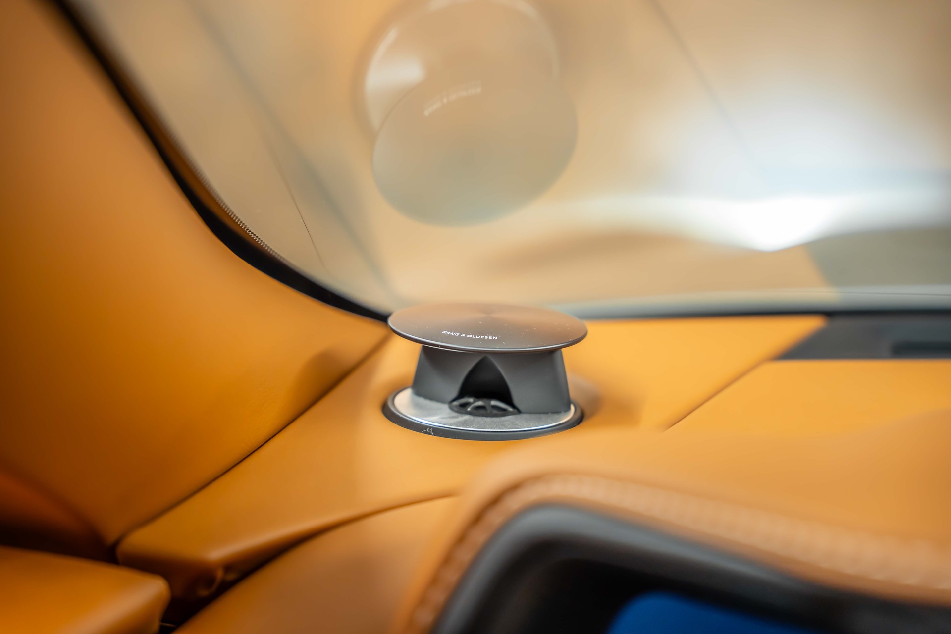 ASTON MARTIN DB11 V8 Touchtronic 3 *Silber Birch*B&O-Sound*Timeless Garantie*-image-18