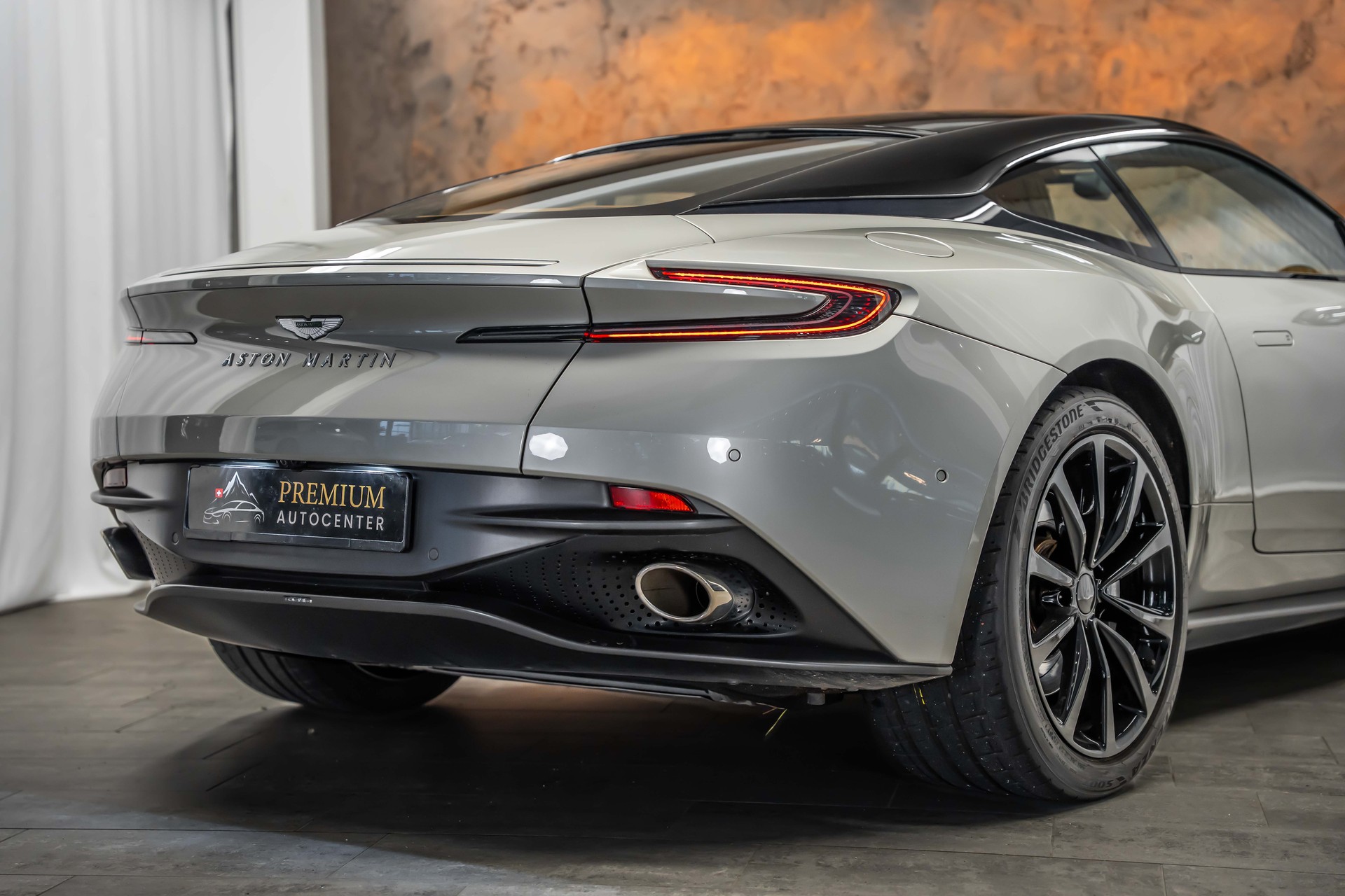 ASTON MARTIN DB11 V8 Touchtronic 3 *Silber Birch*B&O-Sound*Timeless Garantie*-image-7