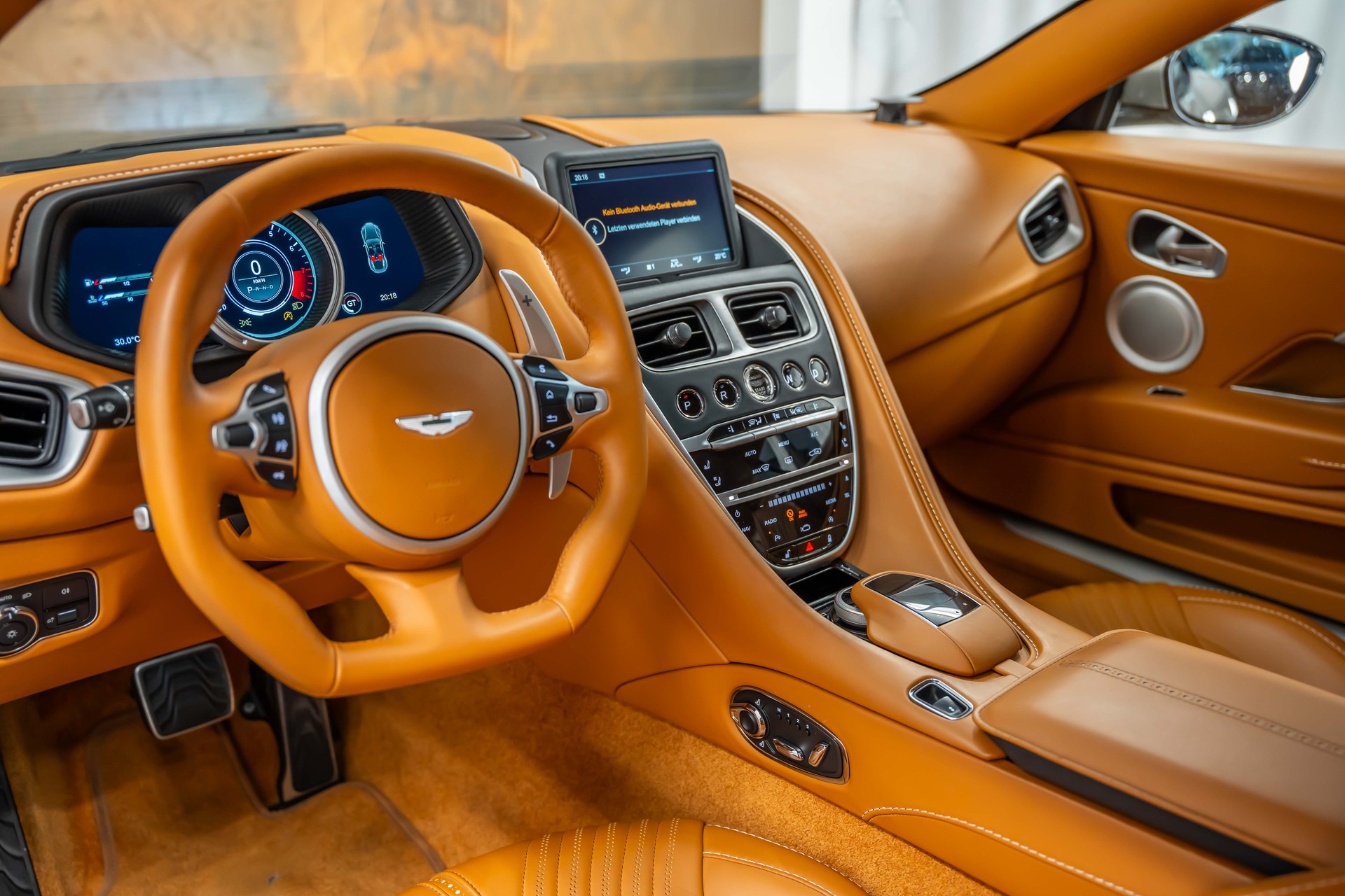 ASTON MARTIN DB11 V8 Touchtronic 3 *Silber Birch*B&O-Sound*Timeless Garantie*-image-12