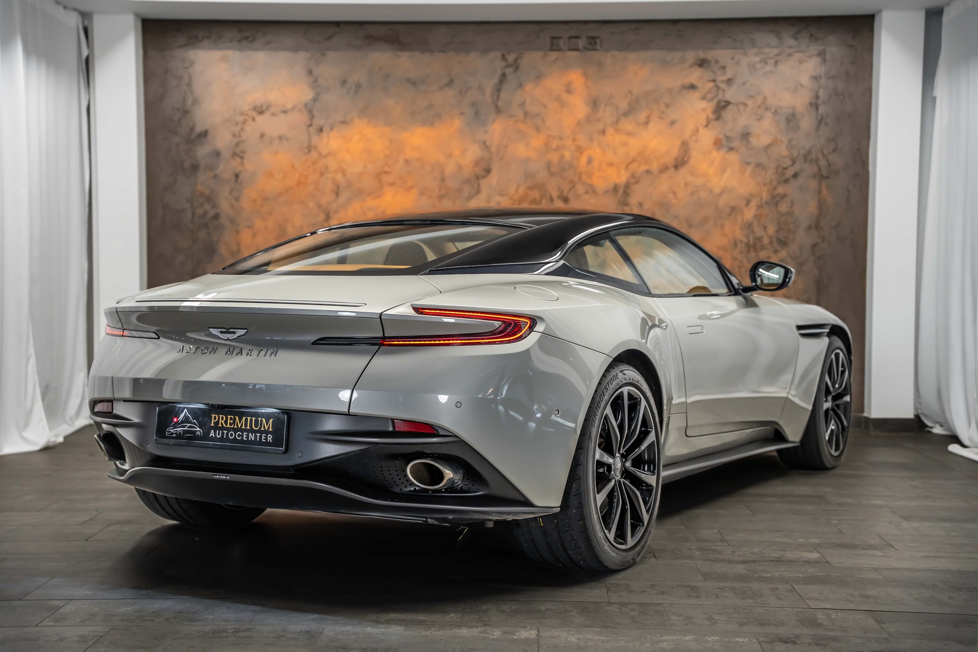 ASTON MARTIN DB11 V8 Touchtronic 3 *Silber Birch*B&O-Sound*Timeless Garantie*-image-6