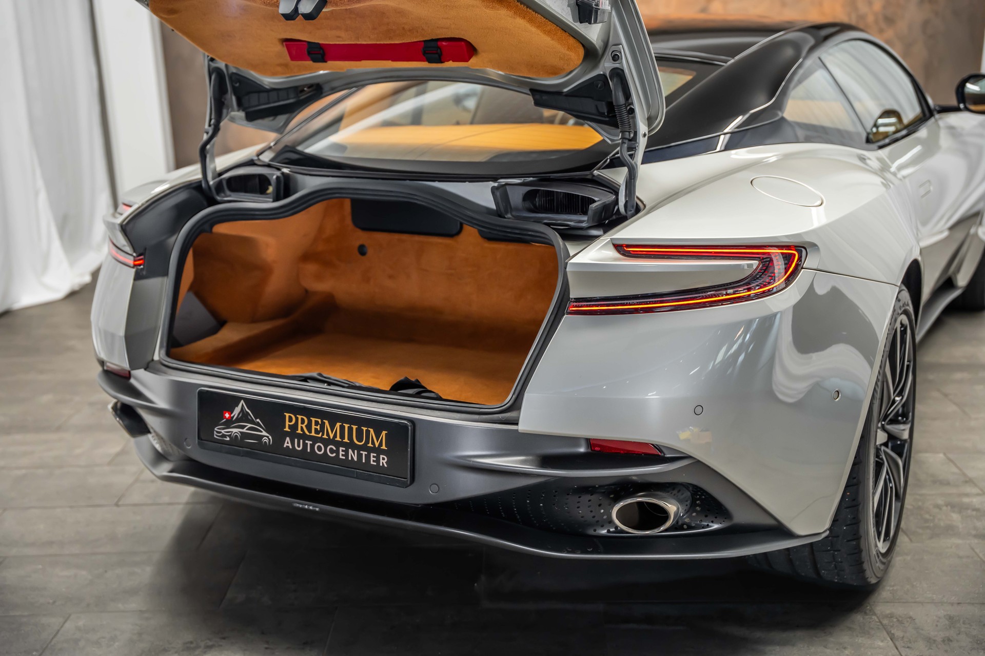 ASTON MARTIN DB11 V8 Touchtronic 3 *Silber Birch*B&O-Sound*Timeless Garantie*-image-8