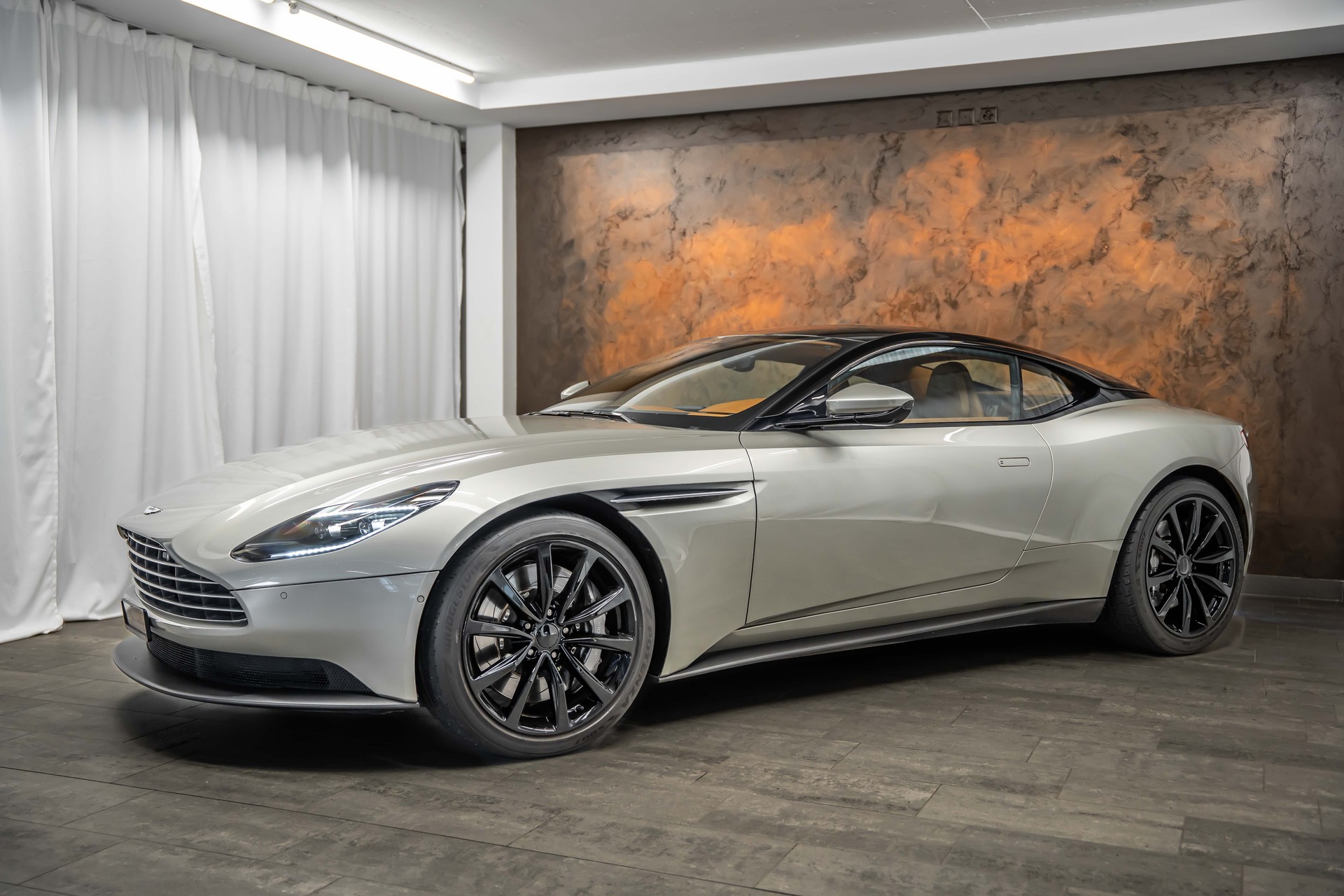 ASTON MARTIN DB11 V8 Touchtronic 3 *Silber Birch*B&O-Sound*Alcantara*360°*Timeless Garantie*-showroom-element-1
