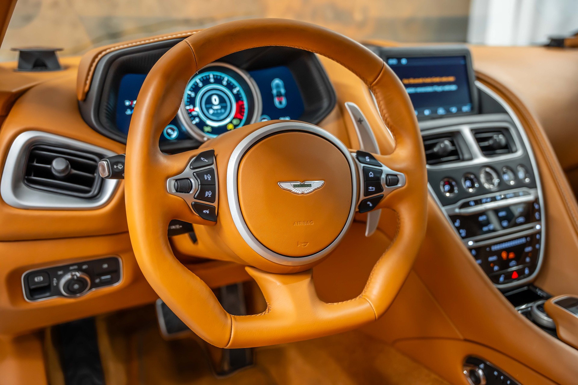 ASTON MARTIN DB11 V8 Touchtronic 3 *Silber Birch*B&O-Sound*Timeless Garantie*-image-17