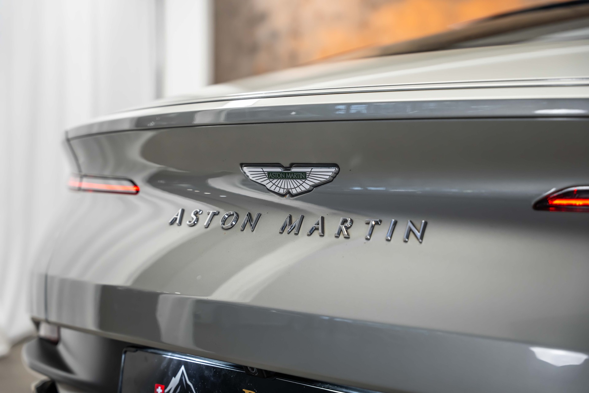 ASTON MARTIN DB11 V8 Touchtronic 3 *Silber Birch*B&O-Sound*Timeless Garantie*-image-9