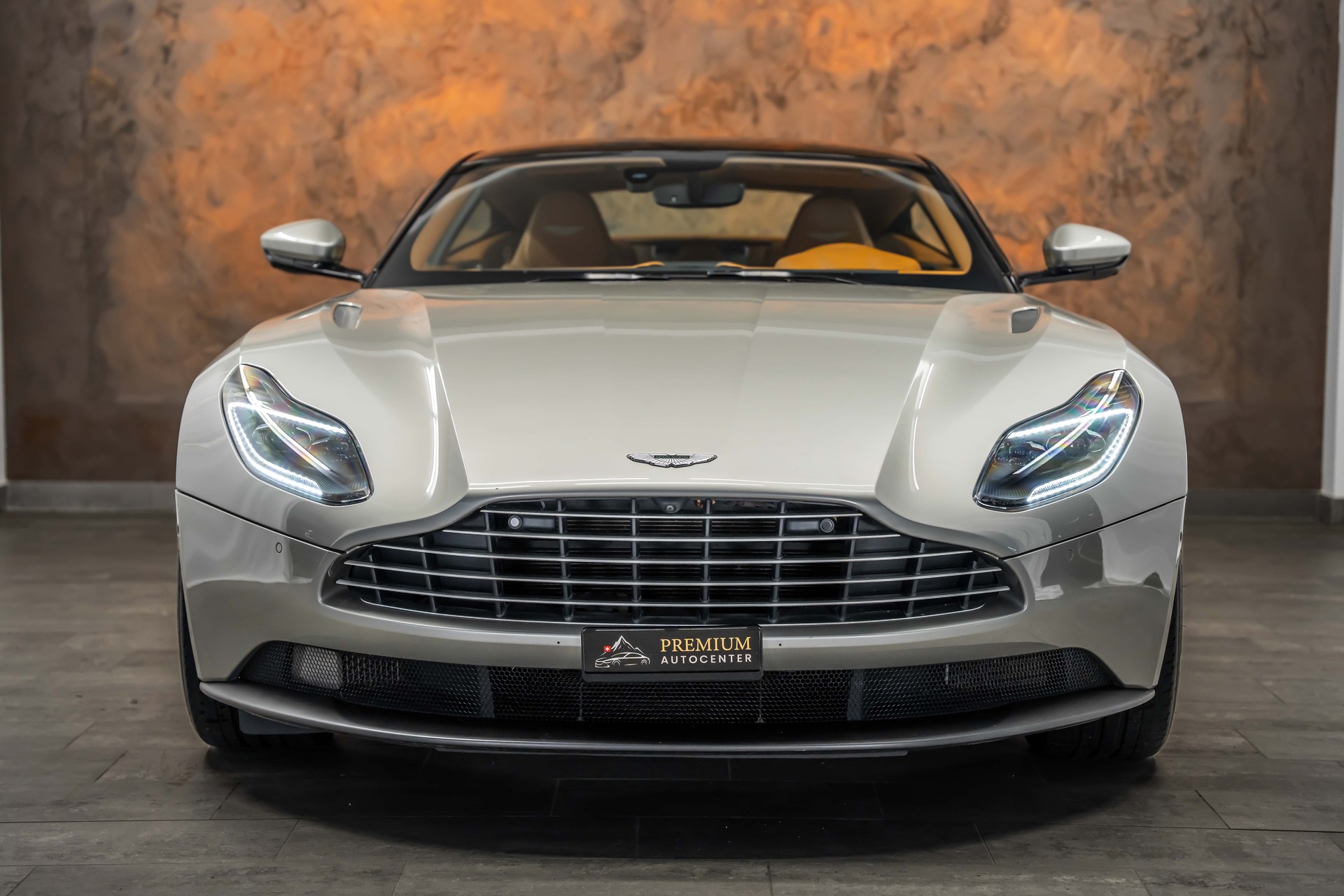 ASTON MARTIN DB11 V8 Touchtronic 3 *Silber Birch*B&O-Sound*Timeless Garantie*-image-4