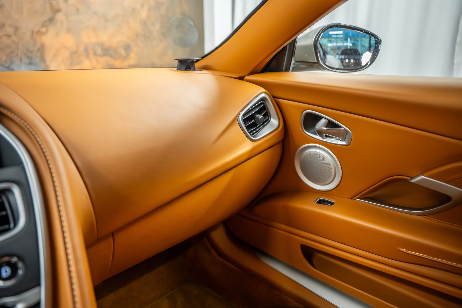 ASTON MARTIN DB11 V8 Touchtronic 3 *Silber Birch*B&O-Sound*Timeless Garantie*-image-21
