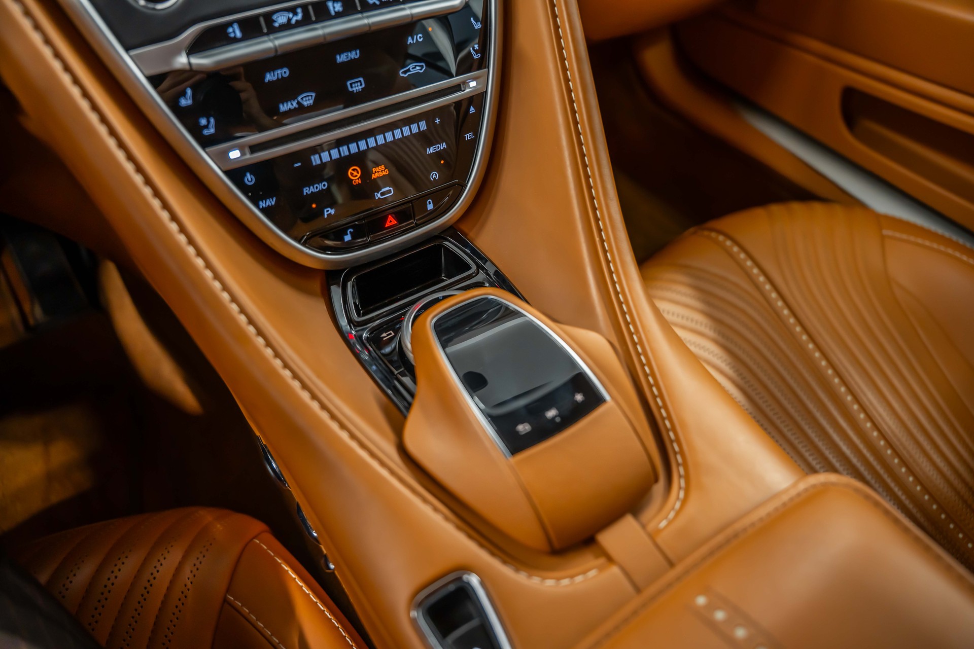 ASTON MARTIN DB11 V8 Touchtronic 3 *Silber Birch*B&O-Sound*Timeless Garantie*-image-24