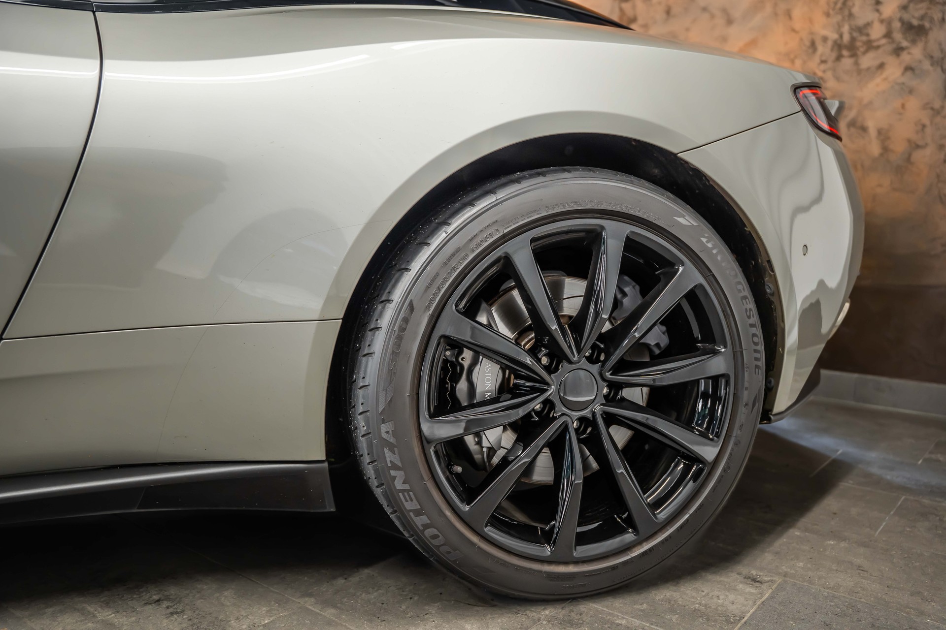 ASTON MARTIN DB11 V8 Touchtronic 3 *Silber Birch*B&O-Sound*Timeless Garantie*-image-11