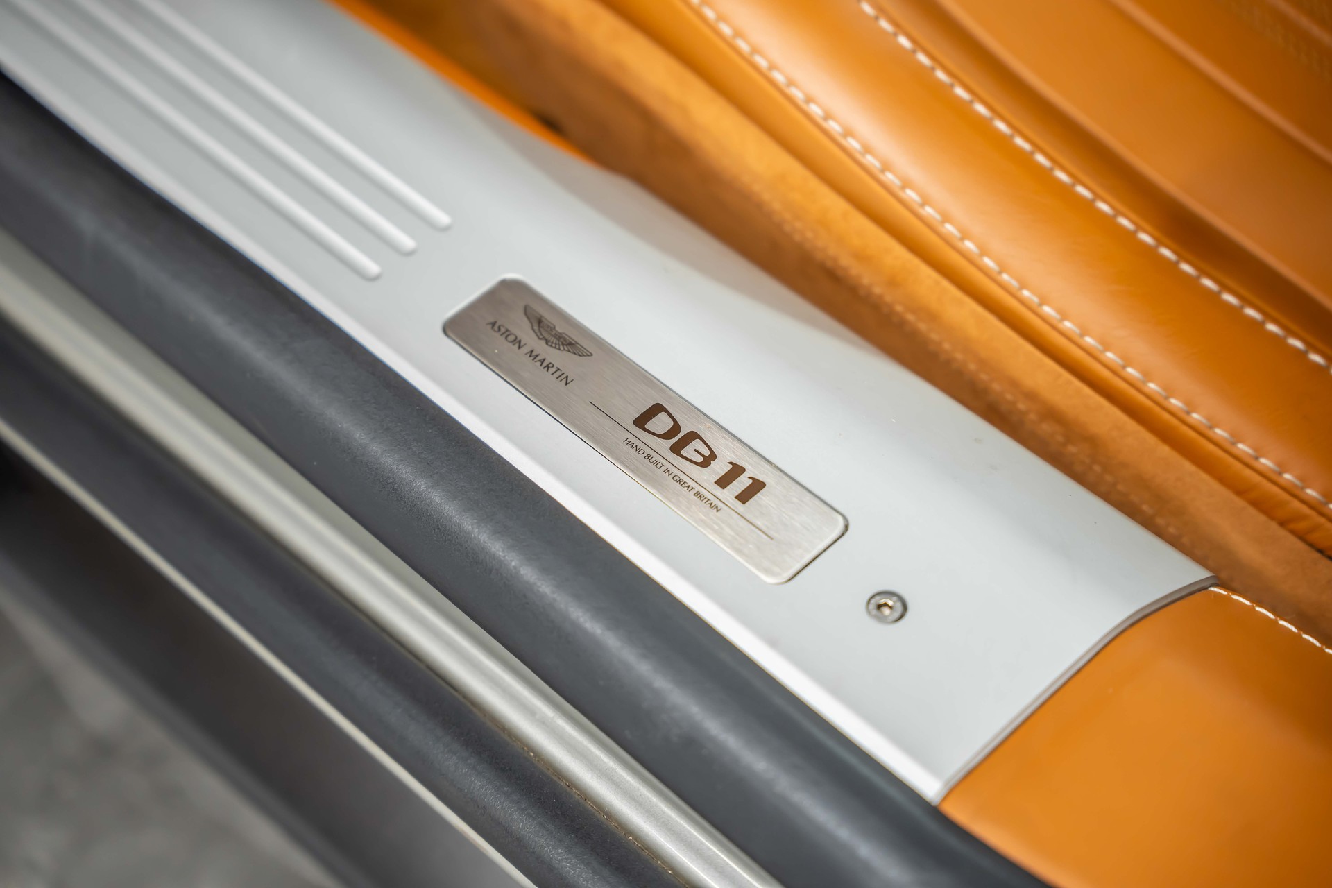 ASTON MARTIN DB11 V8 Touchtronic 3 *Silber Birch*B&O-Sound*Timeless Garantie*-image-19