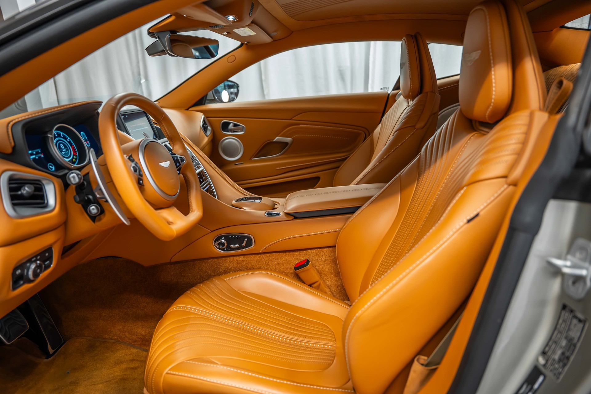 ASTON MARTIN DB11 V8 Touchtronic 3 *Silber Birch*B&O-Sound*Timeless Garantie*-image-13