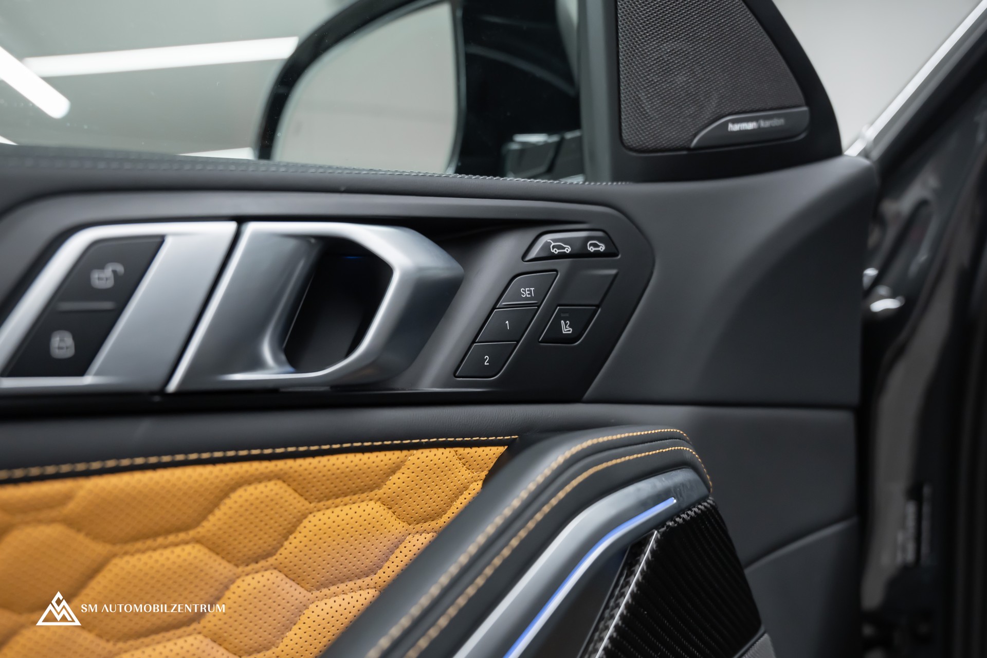 BMW X6 M Competition / Panorama / Assistenten / Carbon Fibre-image-18