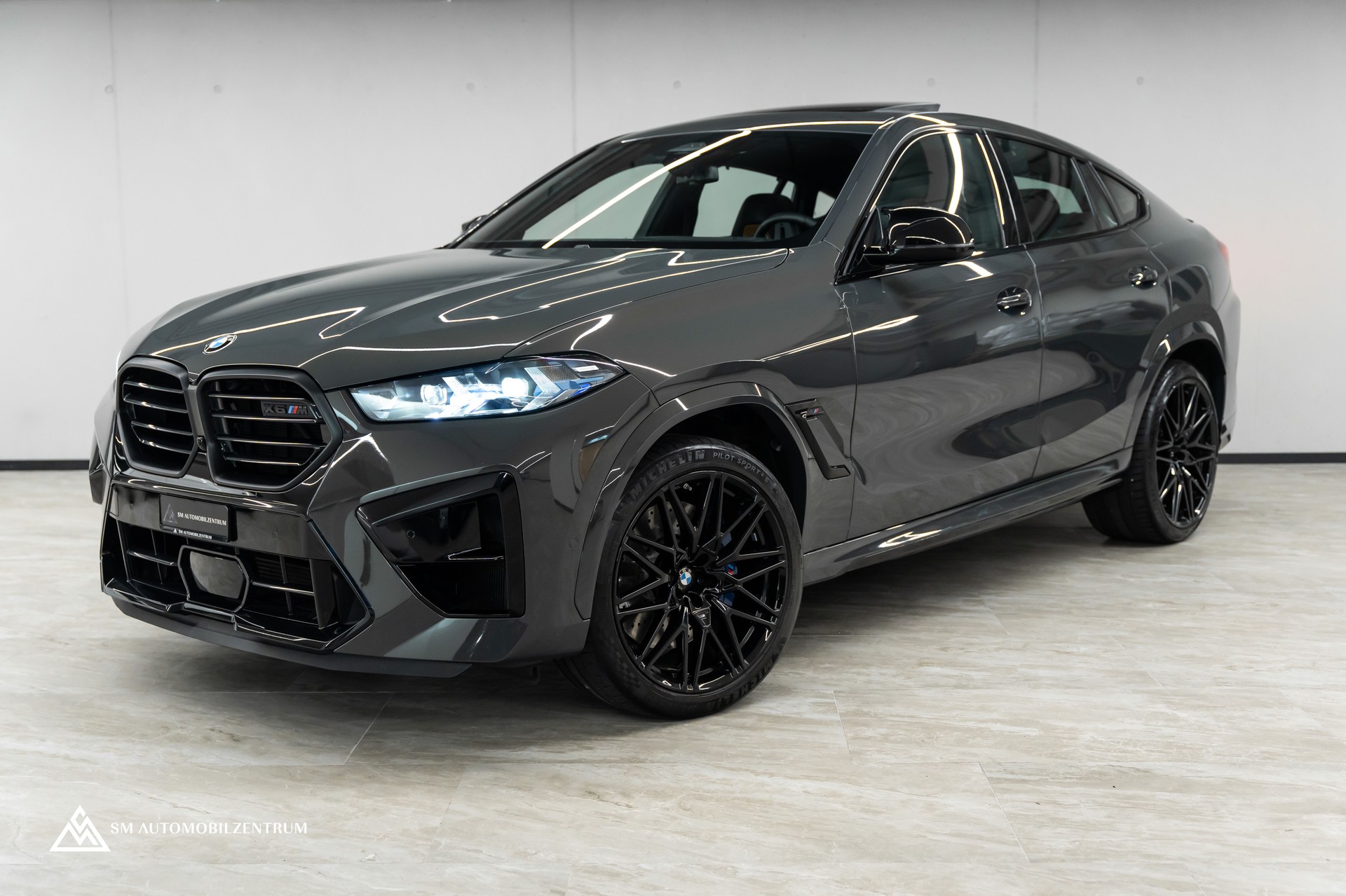 BMW X6 M Competition / Panorama / Assistenten / Carbon Fibre-image-0