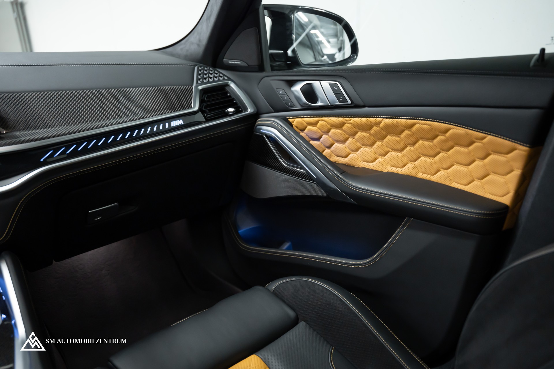 BMW X6 M Competition / Panorama / Assistenten / Carbon Fibre-image-17