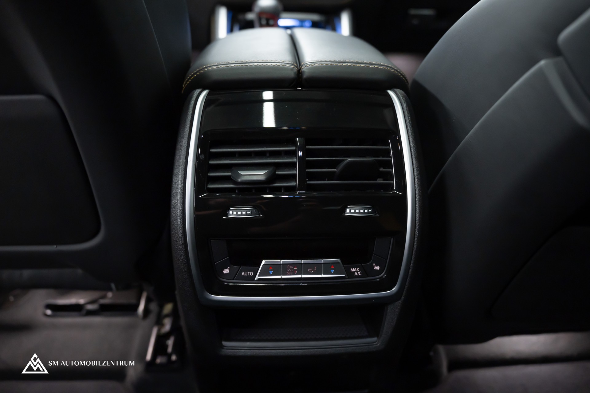 BMW X6 M Competition / Panorama / Assistenten / Carbon Fibre-image-16