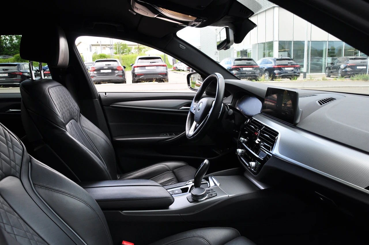 BMW 530e xDrive Pure M Sport Edition Steptronic-image-11