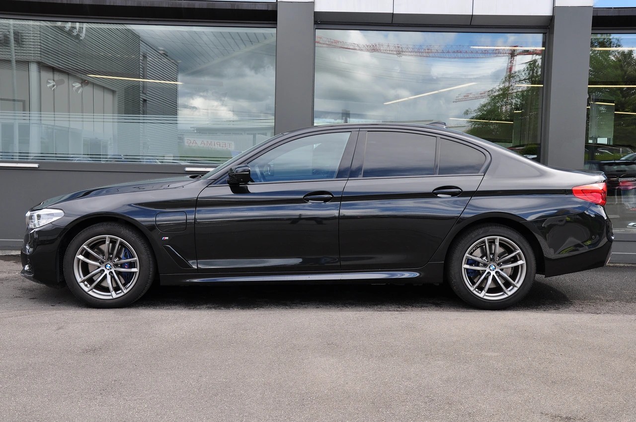 BMW 530e xDrive Pure M Sport Edition Steptronic-image-3
