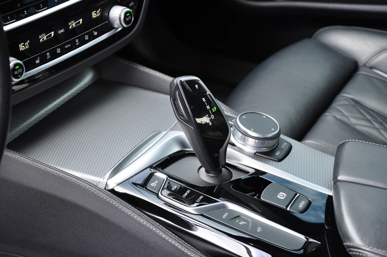 BMW 530e xDrive Pure M Sport Edition Steptronic-image-10