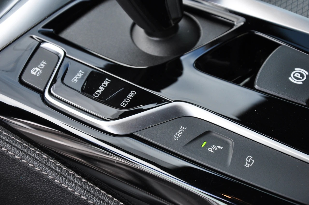 BMW 530e xDrive Pure M Sport Edition Steptronic-image-17
