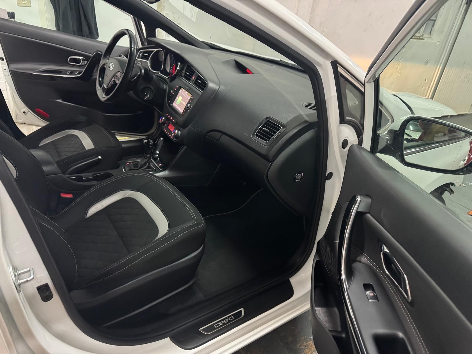 KIA Cee'd Sportswagon 1.6 CRDi Style DCT-image-10