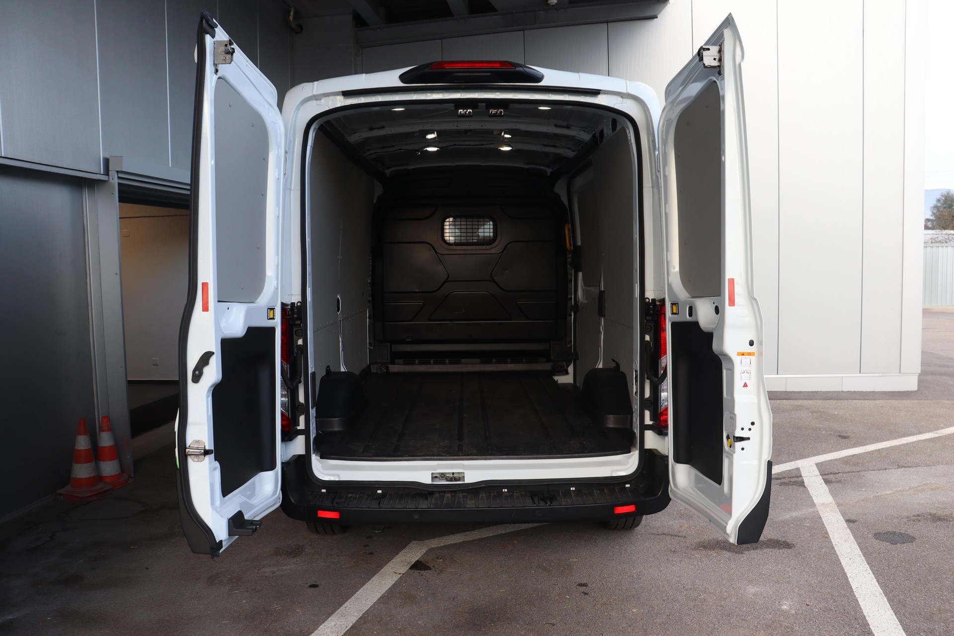 FORD E-Transit Van 350 L2H2 68kWh Trend-image-4