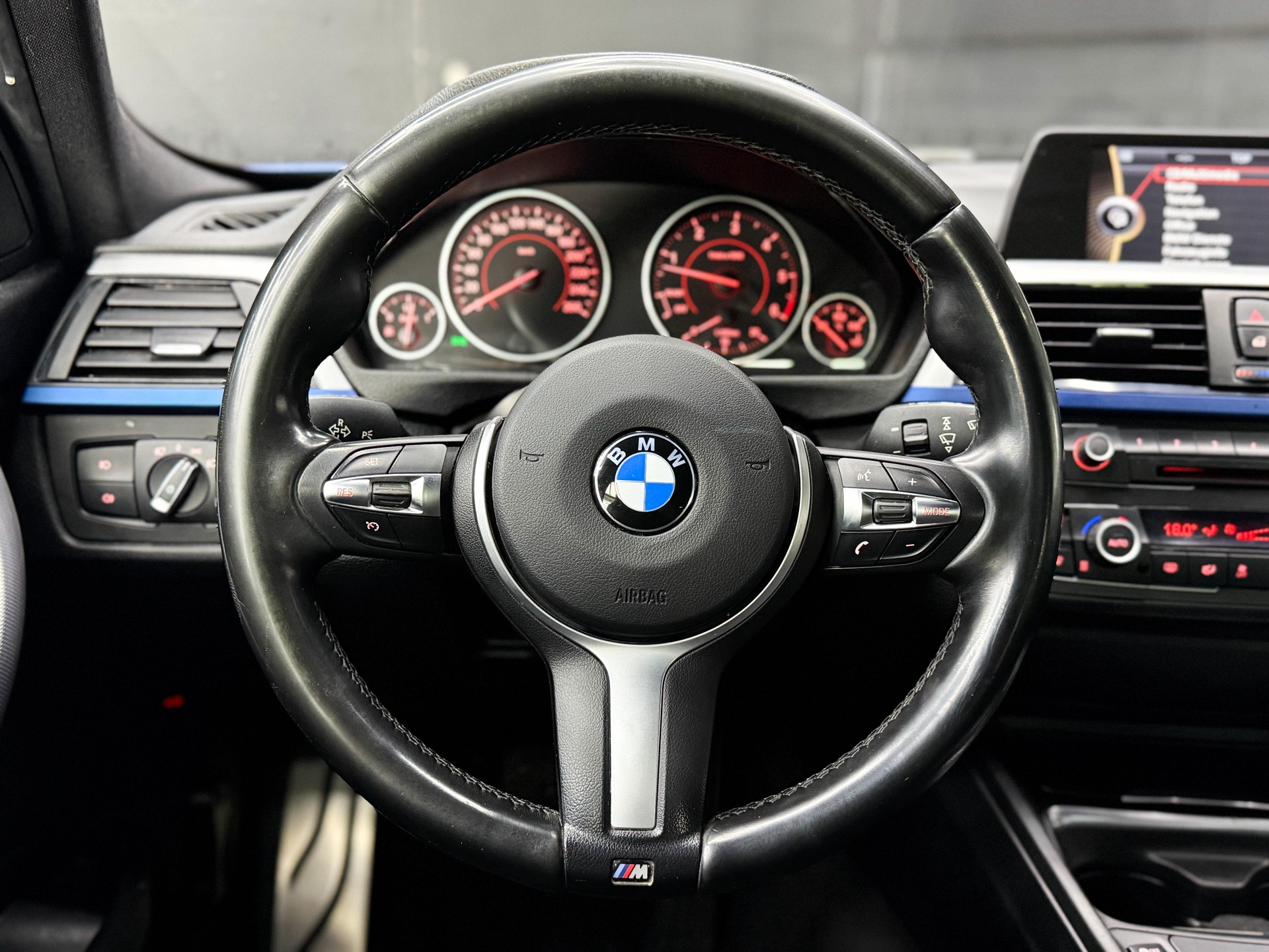 BMW 330d xDrive Touring M-Sport Steptronic-image-10