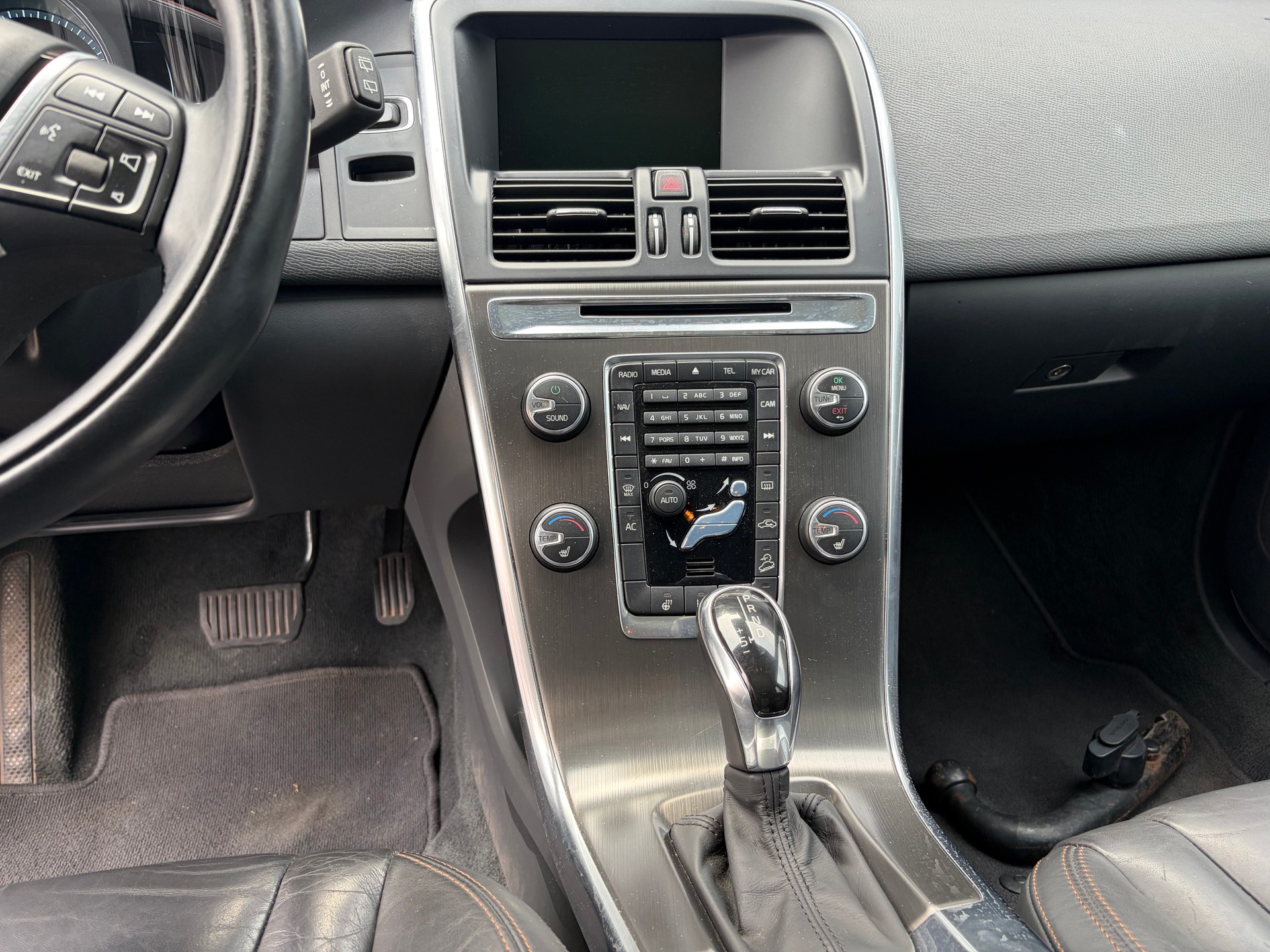 VOLVO XC60 D5 AWD Summum R-Design Geartronic-image-10