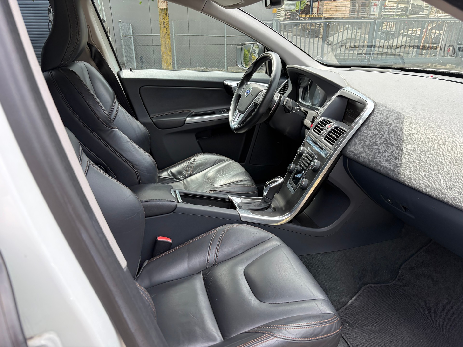 VOLVO XC60 D5 AWD Summum R-Design Geartronic-image-9