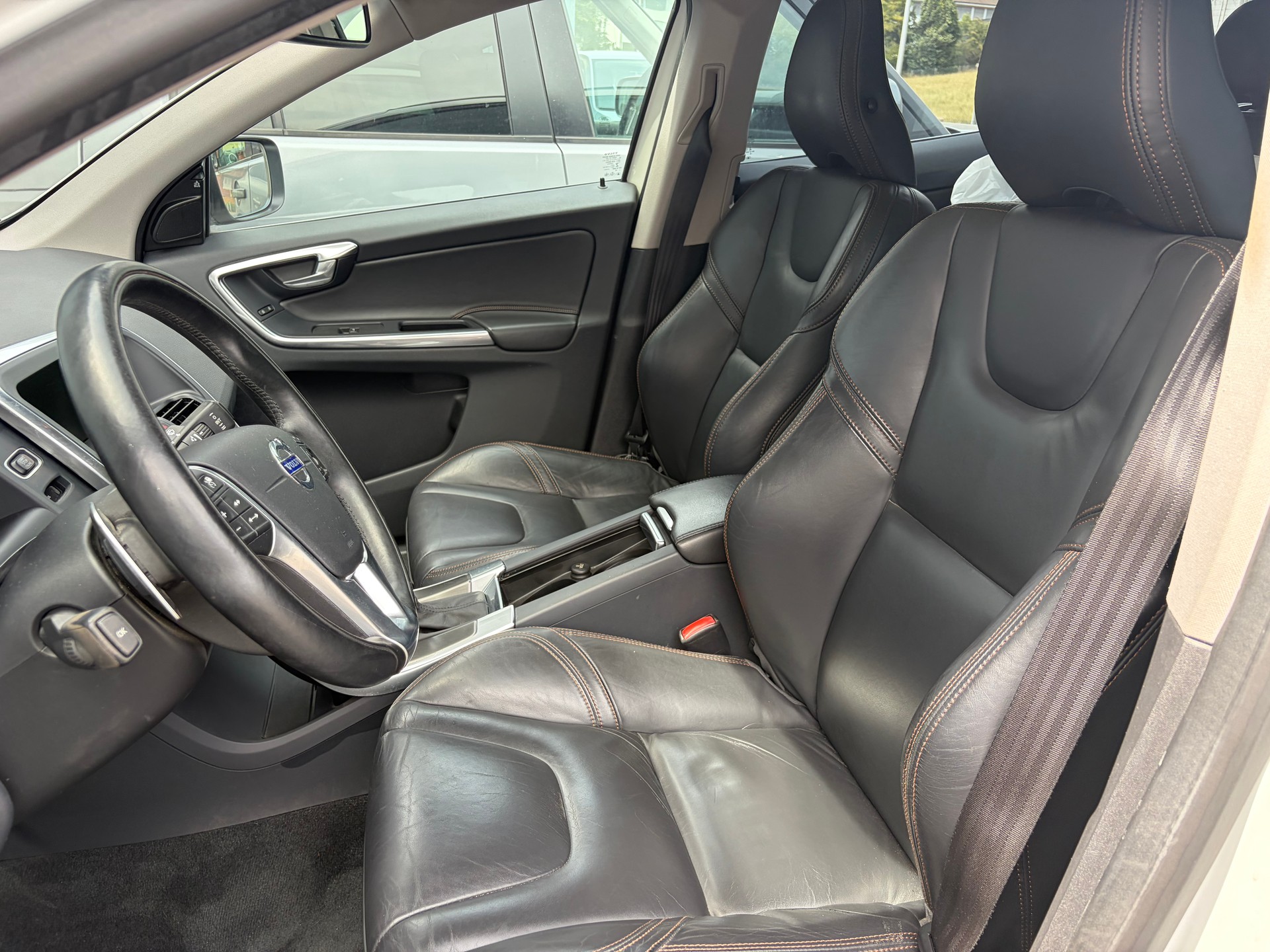 VOLVO XC60 D5 AWD Summum R-Design Geartronic-image-8