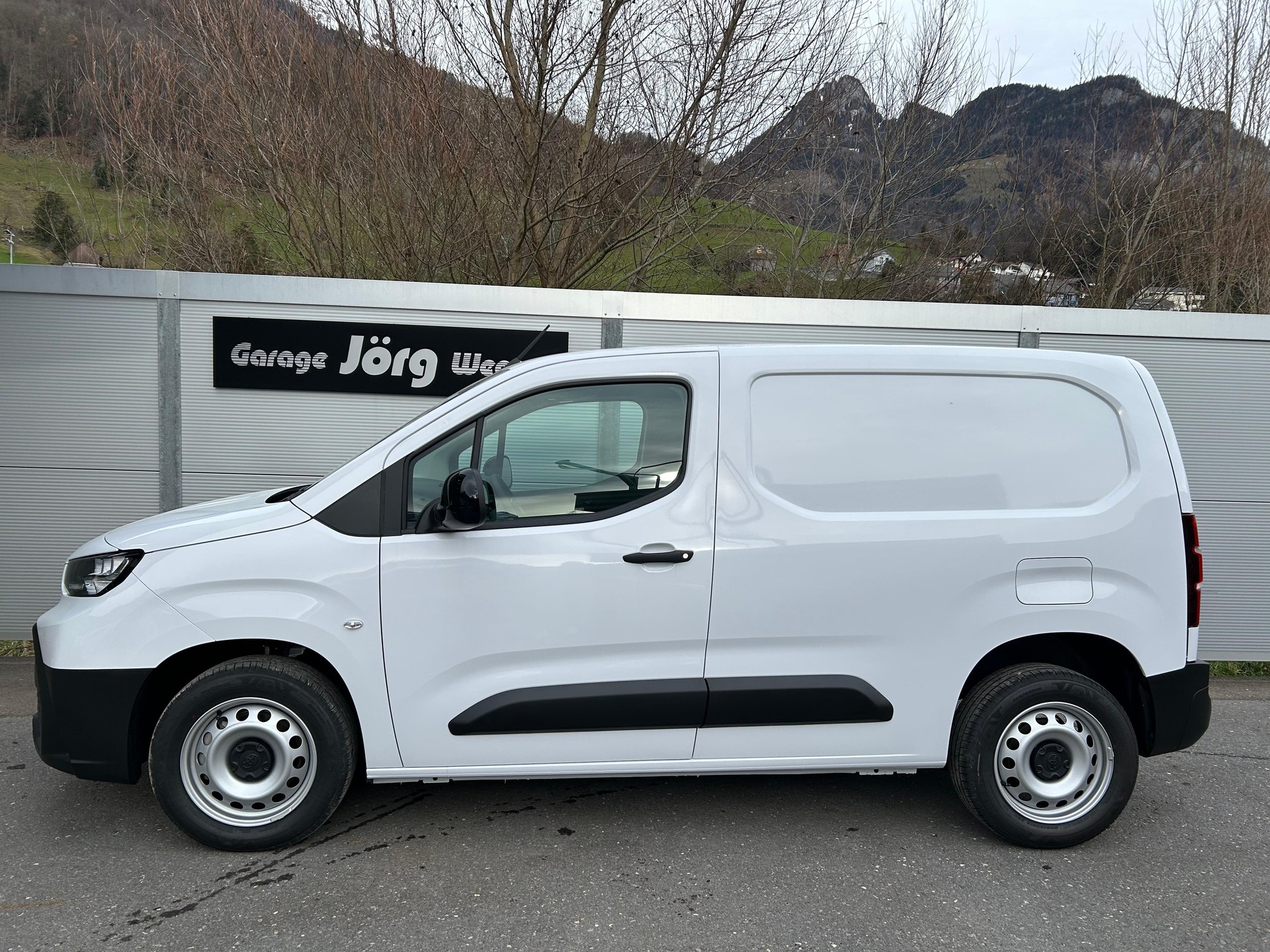 TOYOTA PROACE CITY Van L1 1.2 Active-image-2
